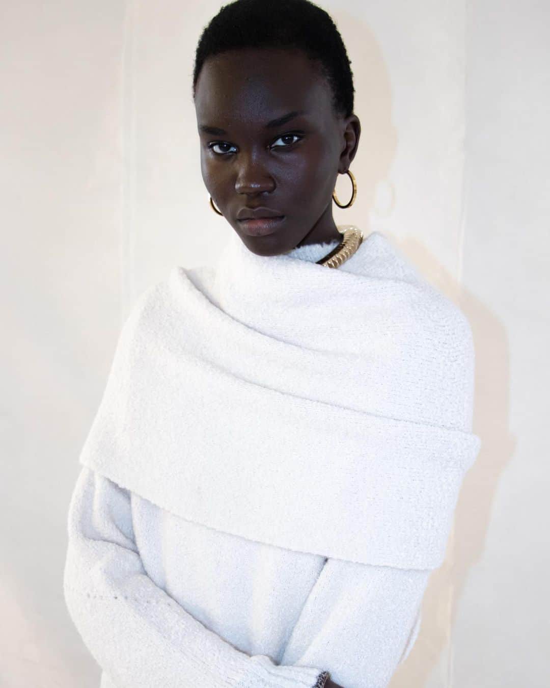 プロエンザスクーラーのインスタグラム：「Knits for the season Textured knits in alpaca and wool, bell cuffs and contrast trims #proenzaschouler」