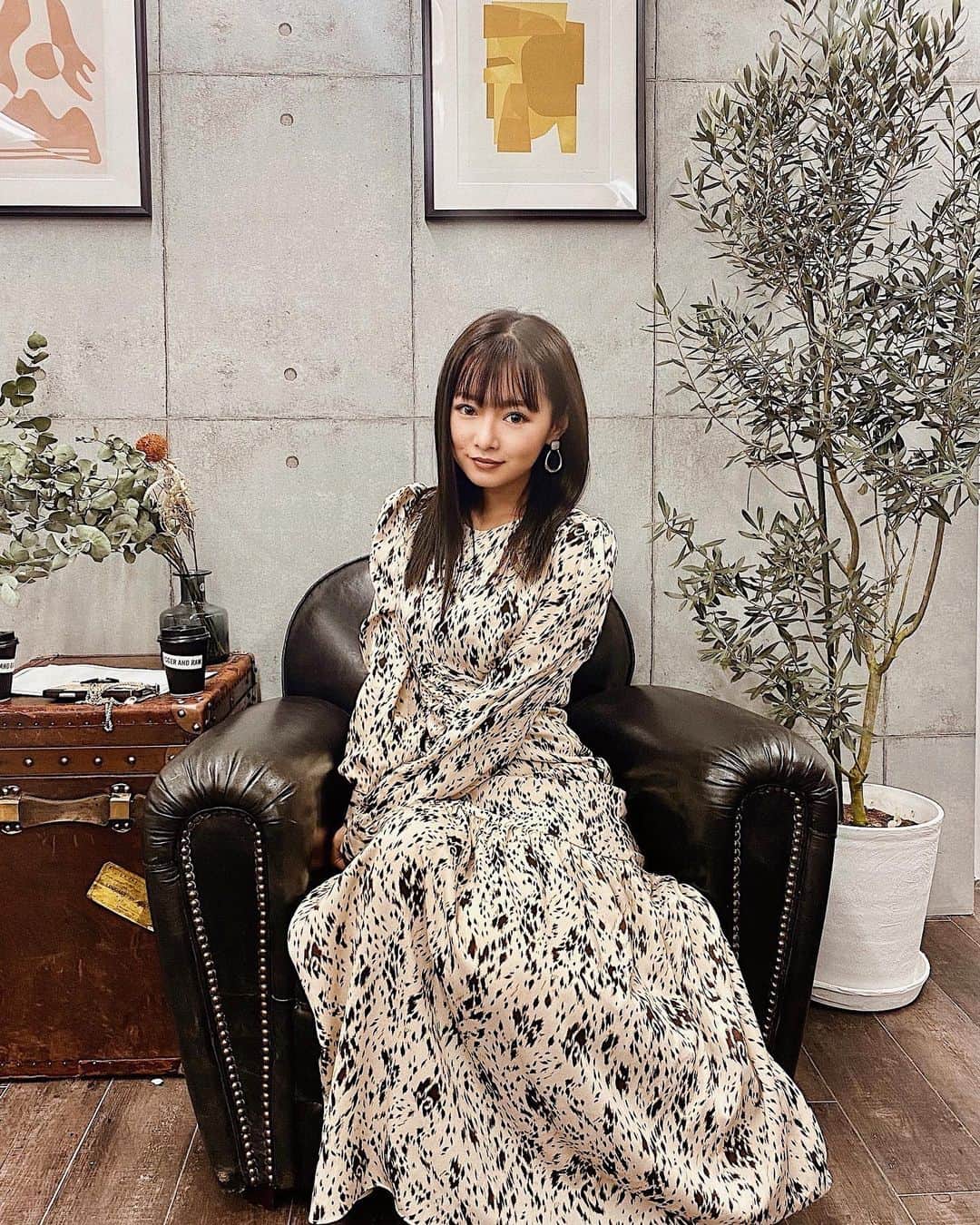 村崎英絵のインスタグラム：「ストーリーに載せていた @rogerandraw さんのSS展示会🌼 カラーでどれにするかとっても迷って 今着ているレオパード柄のロングワンピースと イエローのシャツをオーダーしたよ💗 春が今から楽しみ！早く春になれー！ ㅤㅤㅤㅤㅤ  あと冬に着るアウターが 昨日届いたから また着たらアップしよー♡♡ ㅤㅤㅤㅤㅤ ㅤㅤㅤㅤㅤ ワンピース @rogerandraw  ㅤㅤㅤㅤㅤ 12/18(fri)に公式ONLINE SHOPが リニューアルオープン！！ HPからLINEまたはメルマガに事前登録いただくとオープン時に使用できるクーポンがもらえるよ💗 HPへは @rogerandraw プロフィール欄URLから飛べます！ 是非、見に行ってみてください♡ ㅤㅤㅤㅤㅤ ㅤㅤㅤㅤㅤ #rogerandraw #ロングワンピース #レオパード #展示会 #spring2021 #春ワンピース #ss2021 #2021ss #黒髪 #ストレートヘア  #低身長ファッション #低身長コーデ #おちびコーデ」