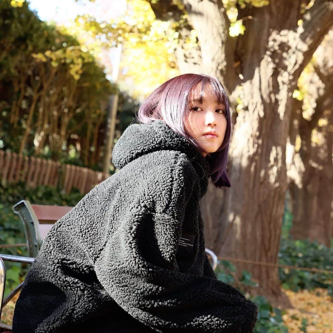 加藤玲奈のインスタグラム：「太陽光だとこんな色💜 ちなみに自メイクだったんだー💄 最近のメイク事情を明日12時〜インスタライブでお話しします💓ゆるく話しながらやるのでお暇な方は是非みてね👀」