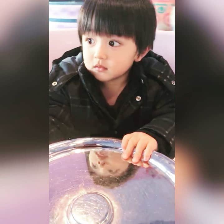 のインスタグラム：「. . 今日はディズニーランドへ。 . . お天気にも恵まれて あ〜楽しかった。 . . パパとコーヒーカップに乗って 不安でオドオドからの 回転が速くなって こわい、こわい！ の一連をどうぞ。笑 . . . #ディズニーランド#disneyland#コーヒーカップ#息子#男の子#2歳」