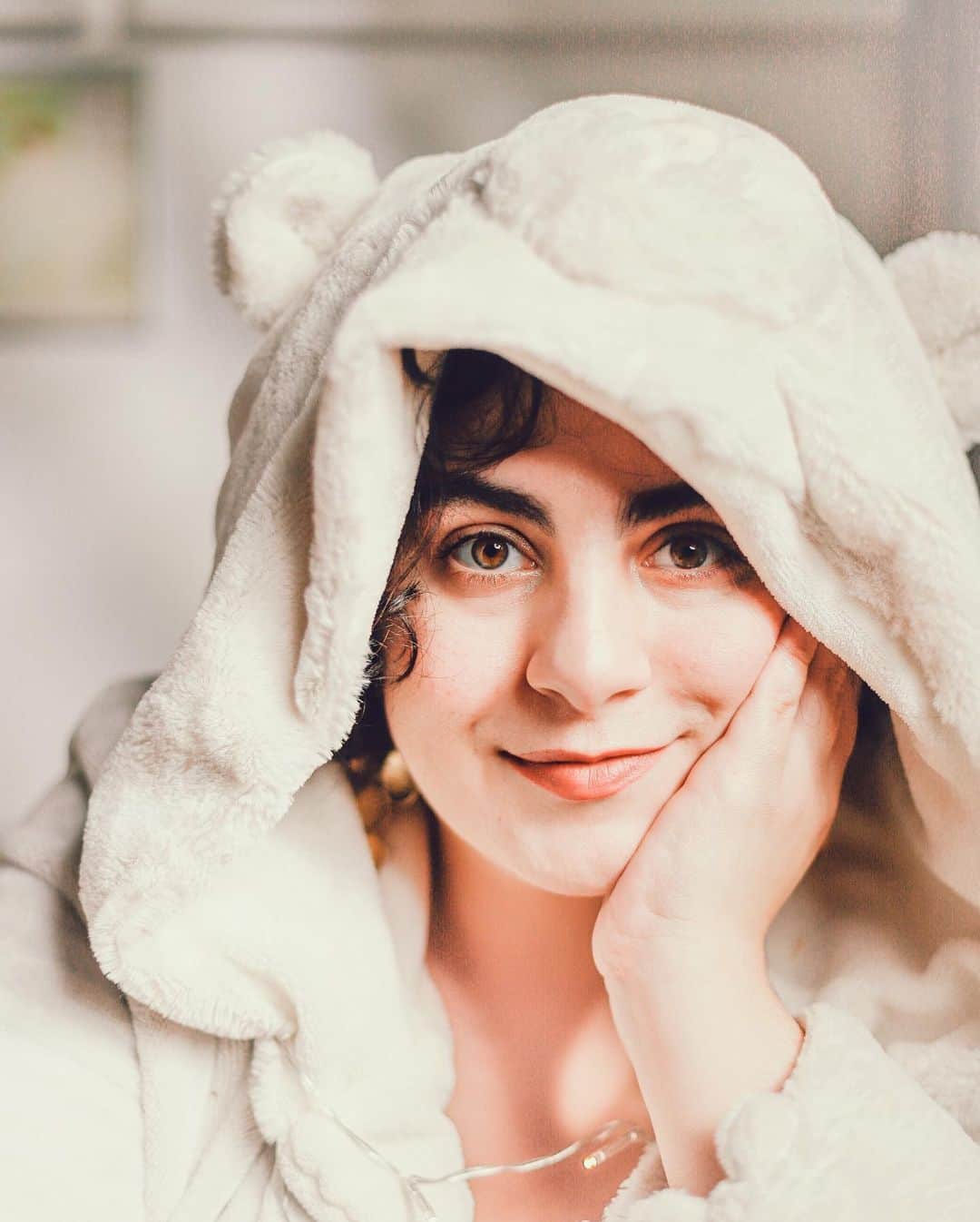 Saghar Setarehさんのインスタグラム写真 - (Saghar SetarehInstagram)「Honest selfie of Winter 2020: no make (ever! Can't even find my favorite lipstick), constant bed hair and soft and fluffy homewear all day long, sometimes even a teddybear robe. Whatever gets us through it all.  ⠀⠀⠀⠀⠀⠀⠀⠀⠀ Taken while testing the light for a job and edited on my phone.  ⠀⠀⠀⠀⠀⠀⠀⠀⠀ #LabNoonGirl #LockdownLife」12月6日 22時48分 - labnoon