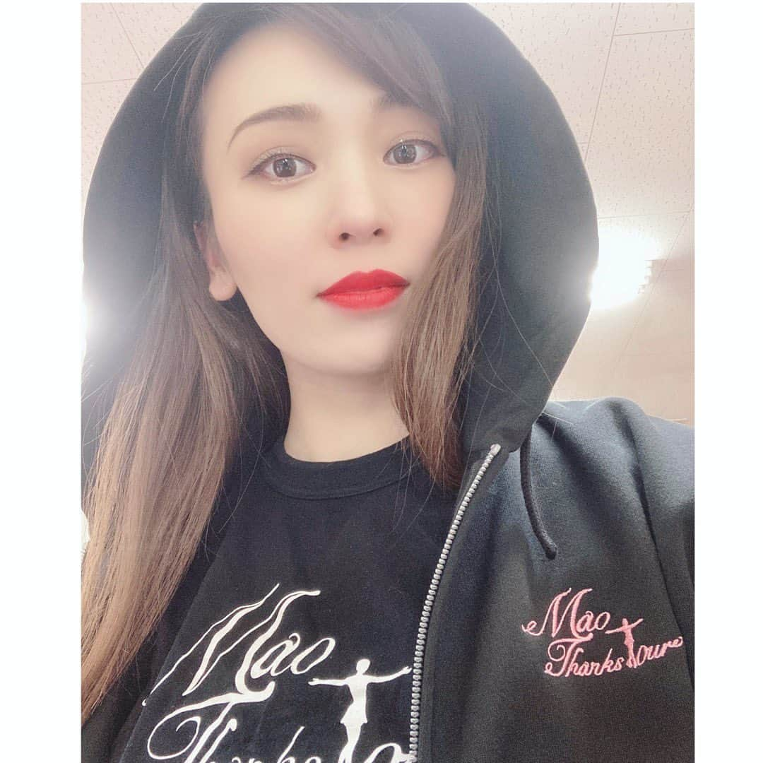 林渚のインスタグラム：「サンクスツアーNewグッズ❤️ パーカー！裏起毛でポカポカです☺️ 是非ゲットしてくださいね😍✨  ※中に着てる黒Tシャツ(前面ツアーロゴ)は現在売り切れてるみたいです🙏💦 通販でも今のところ売り切れてます😭 再入荷を願って..✨  サンクスツアーグッズ通販サイト →https://maotour-goods.com/  #浅田真央サンクスツアー #maotour #new #秋田 #グッズ #可愛い」