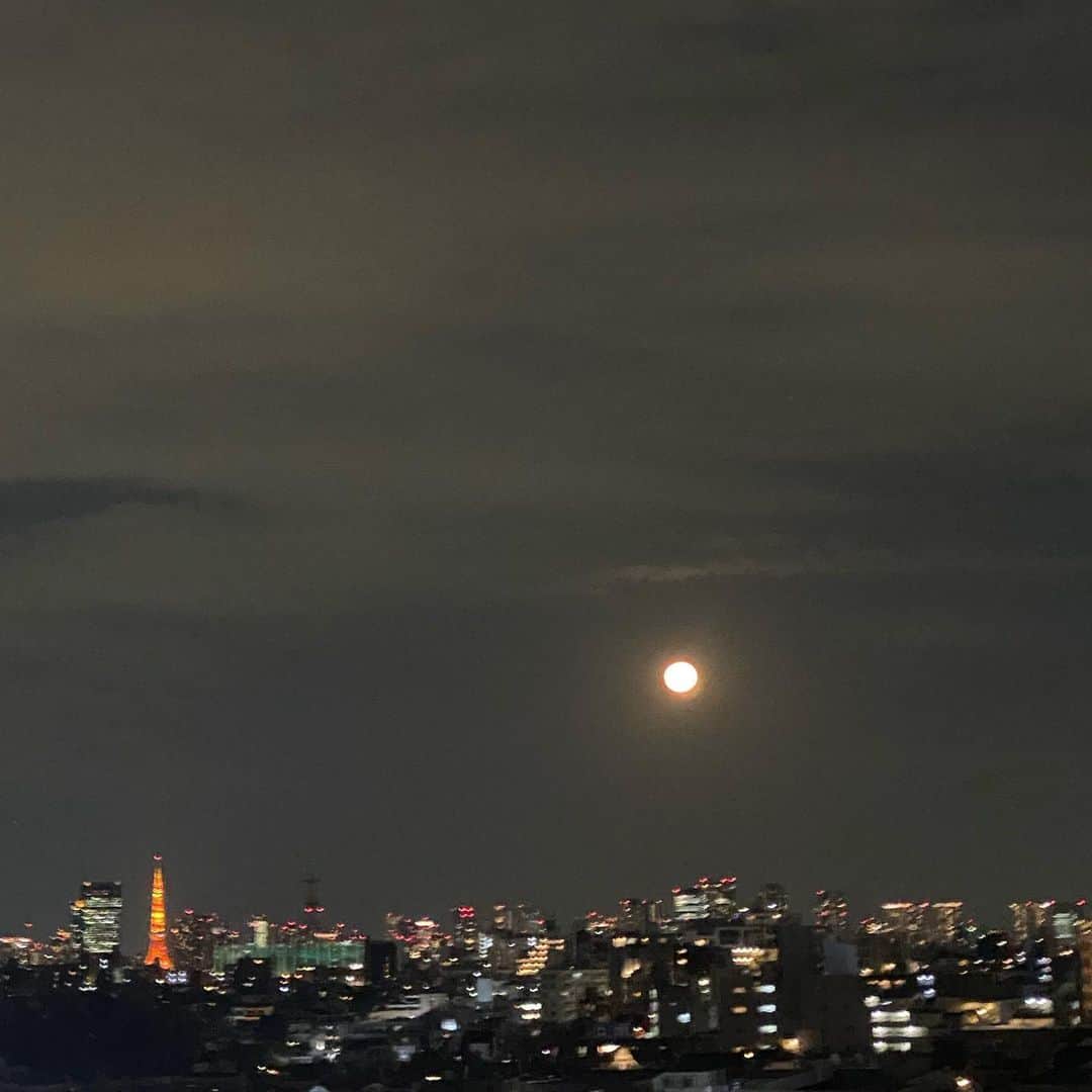 所谷舞さんのインスタグラム写真 - (所谷舞Instagram)「月がすごいオレンジに光ってた日🪐」12月6日 23時03分 - _mai_i_