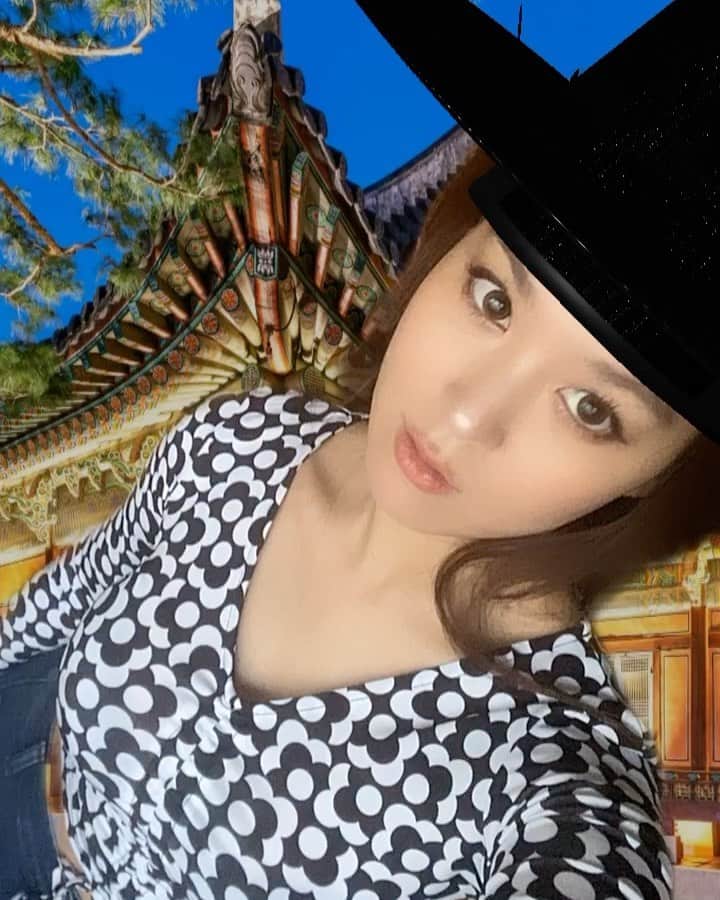 のインスタグラム：「다가올 크리스마스도 필터로 서울나들이🇰🇷💗 with 🙌 @hyominnn  #SeoulConnectsU  # SeoulConnectsU_Challenge #VisitSeoul」