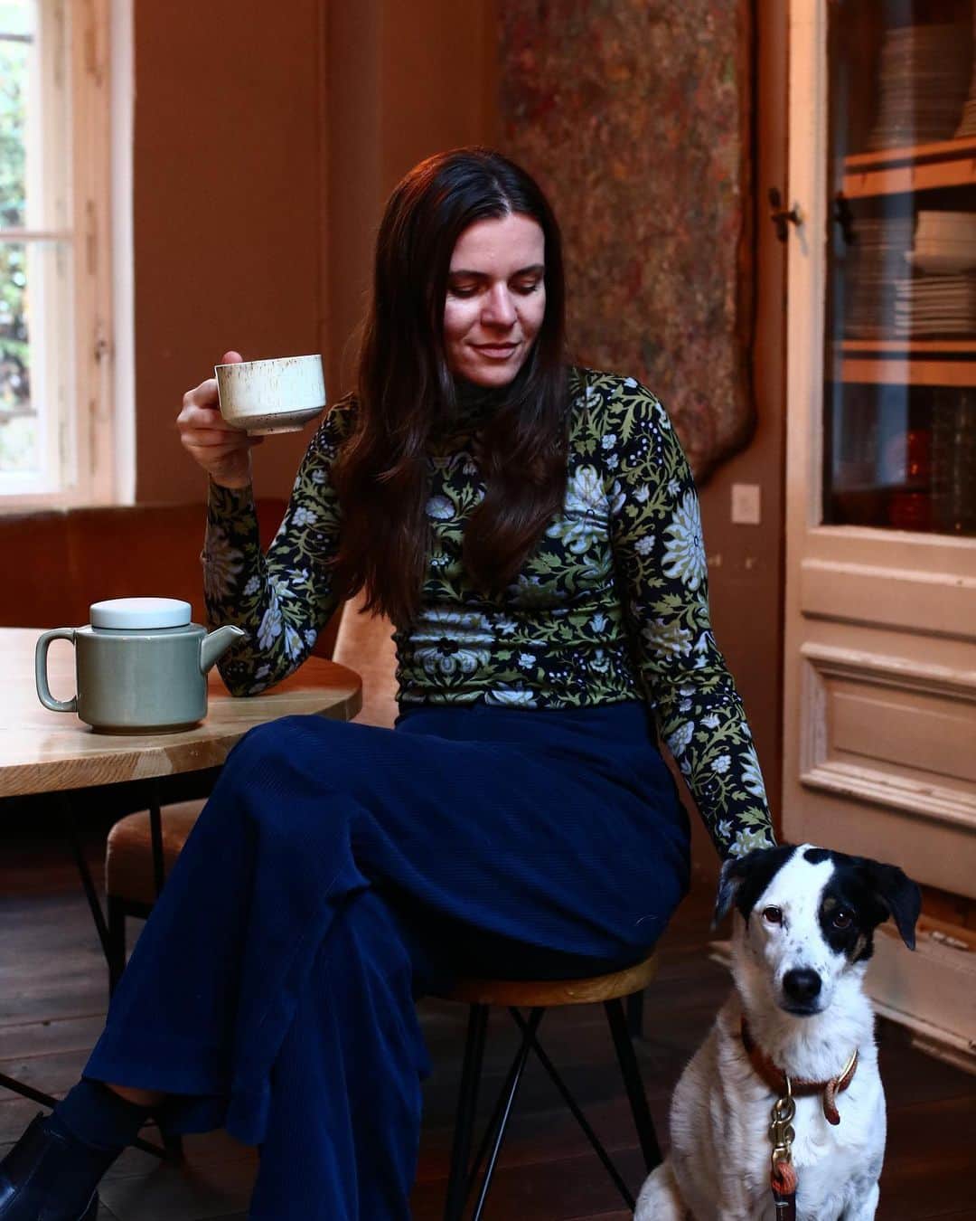 STIL IN BERLINのインスタグラム：「holding my fav @studioarhoj mug for the @hallescheshaus gift giving advent calendar. Spending so much time at home this year made me really choose the objects I surround myself with. It seems minor, but seeing a beautiful mug first thing in the morning makes things a bit more enjoyable. Thank you for the family pic @zzeroid」