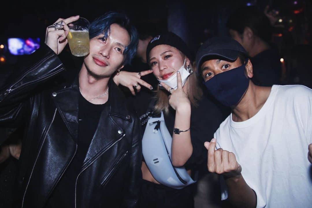 DJ FUMIのインスタグラム：「さっきタクシーん中で足組んでたら痺れてタクシーから降りれなくなったどうも僕です　  エスプリ周年おめでとうございます🎊」