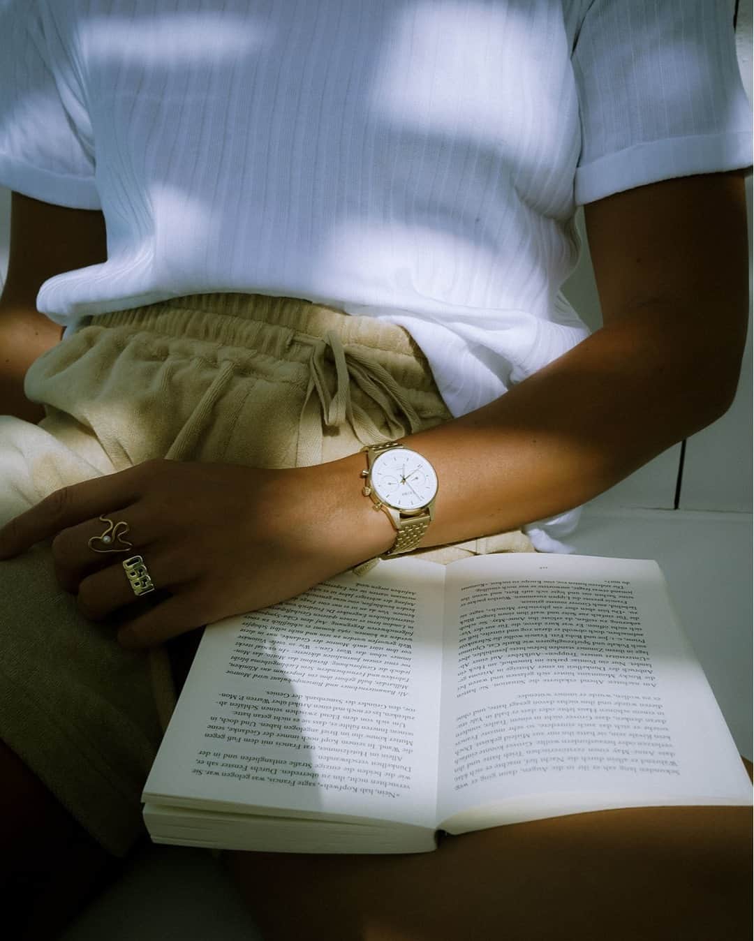 TRIWAさんのインスタグラム写真 - (TRIWAInstagram)「Where do you find your inspiration these days? ✨ 💭 📖⠀⠀⠀⠀⠀⠀⠀⠀⠀ @styleappetite⠀⠀⠀⠀⠀⠀⠀⠀⠀ #watch #watches #fashion #accessories #gold #golden #feminine #femininewatch #goldaccessories #womenswatch #timepieces #design #details #giftideas」12月6日 23時00分 - triwa