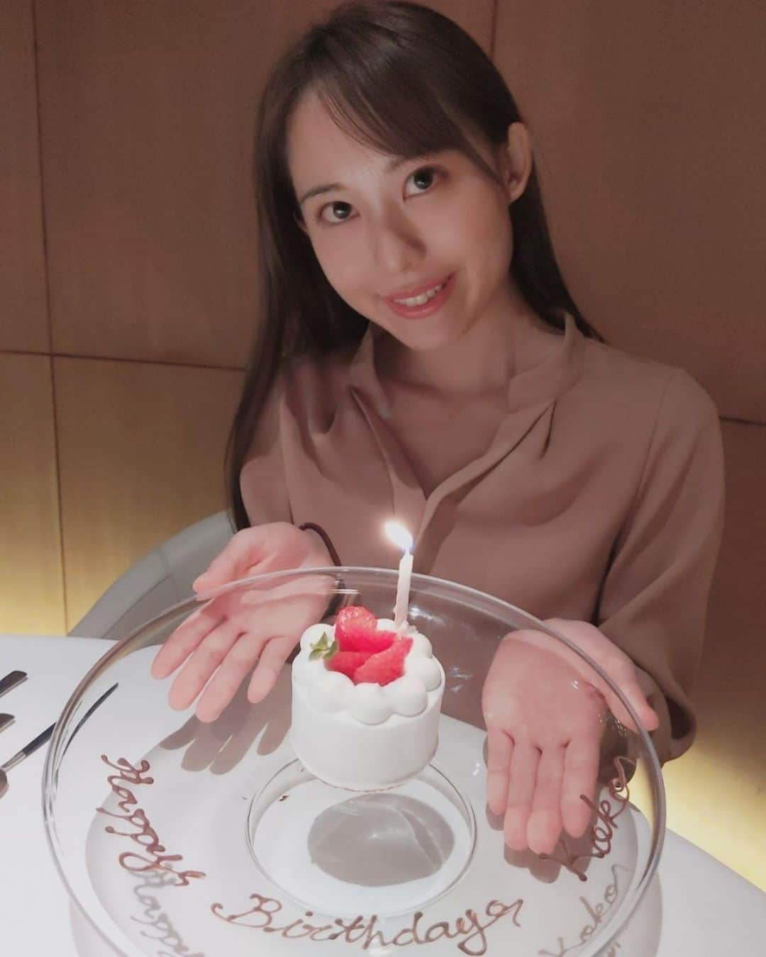 上野瑚子のインスタグラム：「雨で前髪ボサボサだけど...！もうすぐ23歳だあ...！ #実感湧かない  . . . #ライラ #赤坂 #lyla #乃木坂 #六本木 #青山一丁目 #フレンチ #ディナー #誕生日」