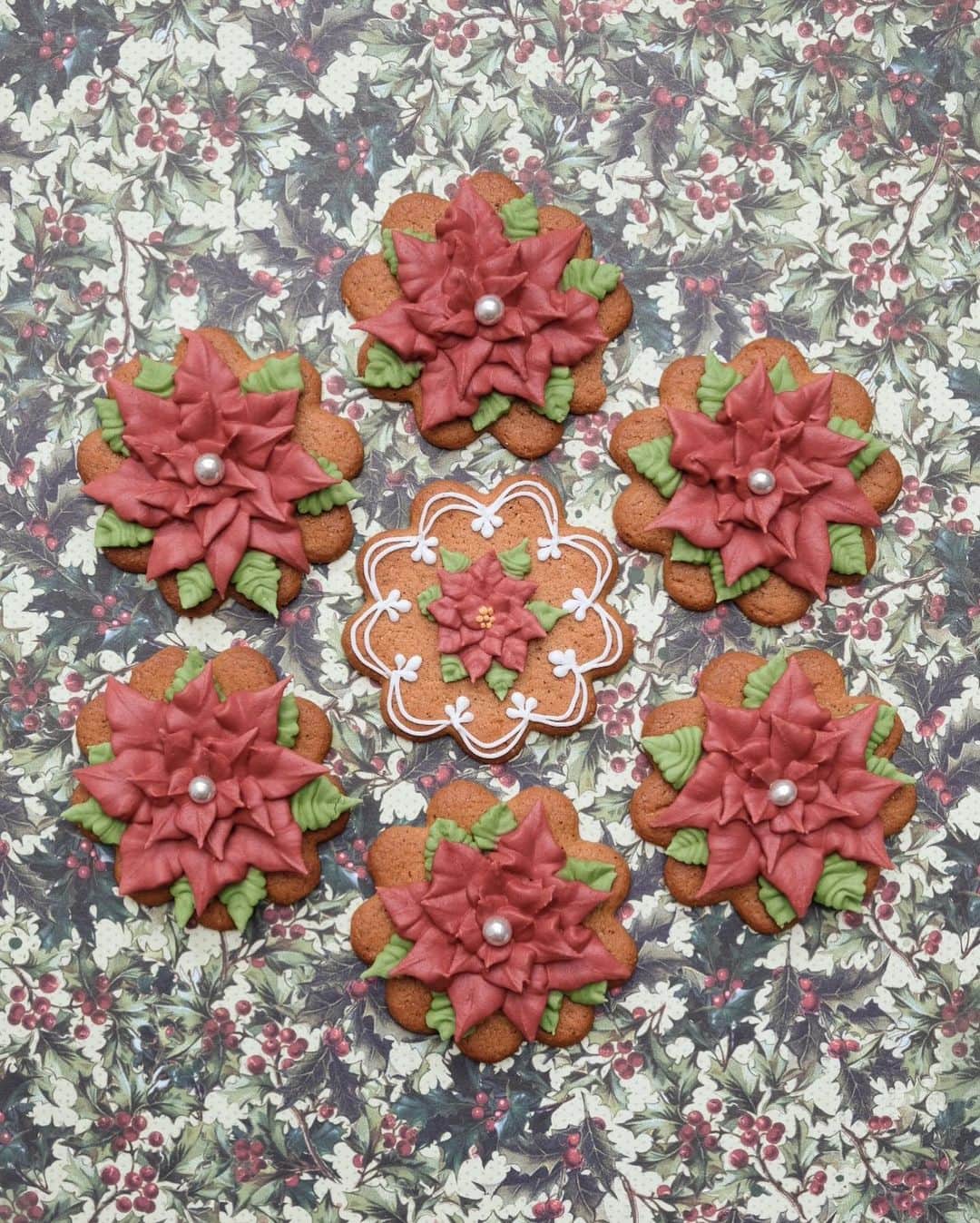 KUNIKAのインスタグラム：「I decorated poinsettia on @annaspepparkakor 🎄❤  #artofkunika」