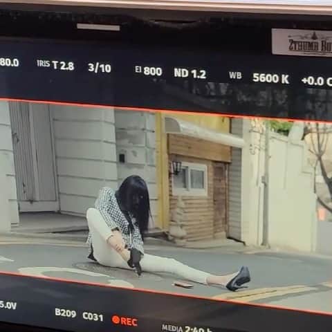 リジ のインスタグラム：「오마베 촬영본👶🏻 구두가 빠졌다리~ 구두 굽이 부러졌다리~👠」