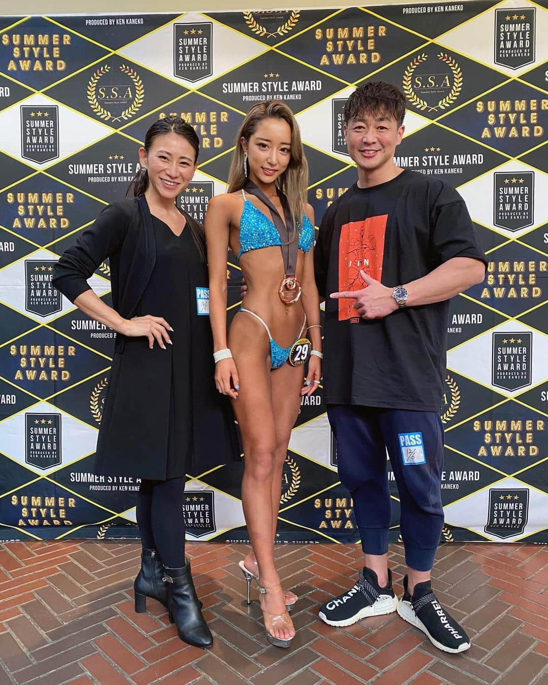 石田みかさんのインスタグラム写真 - (石田みかInstagram)「《summer style award決勝大会》 Bikini model 特別賞 Bikini model 3位🥉 . . おうち帰ったら色々みんなの思いも含めて 申し訳ないなあ、とか なんか色々思ってしまうなあ😂 でも今回は達成感あるというか。 キラキラできたのでよかったです😌笑 . . たまきトレーナー 【 @yohei.yanpin 】 こずえさん 【 @kozuesaaaaaan 】 大好きすぎる2人にサポートしてもらえて 大会までの時間が充実しすぎていて 2人がいたからここまで頑張れたし、 ここまで成長できたし..🥺 感謝しかないから結果で返したかったあ〜😭🔥 また来年どこかで恩返しできたらなと思いつつ、 今年残りわずかですが 今度は仕事モードに切り替えて 頑張っていきたいと思います♡ . . 会場でも沢山の方に話しかけてもらえて嬉しかったです♡ 皆様応援ありがとうございました👶✨ . . . #サマースタイルアワード #ビキニモデル　#横浜大会　 #ラウンドガール #筋トレ女子 #ダイエット生活 #グラマラスボディ #美尻トレーニング #ジム活 #ジムウェア #トレーニングメニュー #ボディメイク女子 #スクワット #ウェイトトレーニング #体重公開 #減量メニュー #キックボクシング #ボクシング女子 #japanesegirl #japanese #tokyo #日本女孩 #我的最愛」12月6日 23時20分 - ishidamika.fit