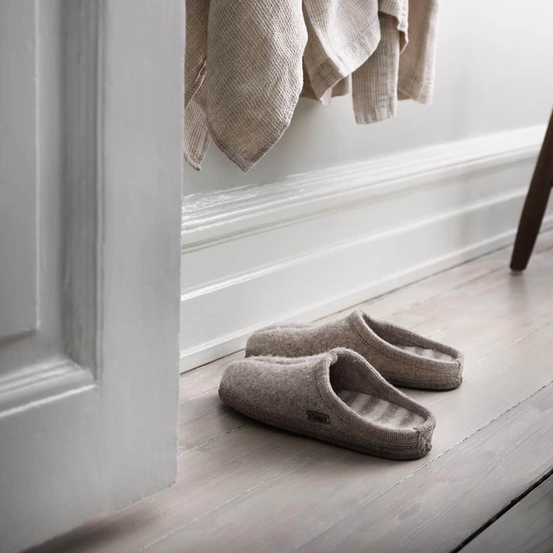 Frida Ramstedtのインスタグラム：「Collaboration with the Swedish Interior brand @norrgavel who produce furniture made of, and with respect for, our nature.   Det lackar mot jul och säkert är det många fler än mig som funderar över julklappar till släkt och vänner. Ge bort något som kommer sätta guldkant på tillvaron i många år. Något som är hantverksmässigt tillverkat, har hög kvalité och som tillverkats med hänsyn till både miljön och mottagaren. Där har @norrgavel mycket att erbjuda, i många olika prisklasser.  Jag har valt ut mina tio personliga favoritklappar från Norrgavel, att ge bort eller önska sig själv! Svep för bilder 👉🏻  1. Ulle-tofflor (750 kr)  I samarbete med Ulle har Norrgavel tagit fram en helt egen serie av tofflor. Tillverkade i 100% ull som stickats, tvättats och tovats.  2. Våges vägglampett (450 kr) En blivande svensk klassiker från @vagessmide ett Småländskt företag i femte generationen. Perfekt klapp till alla som vill ha lite mer ljus i tillvaron. 3. Täljkit (495 kr) Till den som behöver en ny hobby. Spoon kit innehåller allt man behöver för att kunna tälja sin egen sked. 4. Ett ekologiskt Lammskinn (2950 kr) En värmande gåva som kan komma till användning hela livet, från barnvagnen till gungstolen. 5. Kroklist vertikal (395 kr) En smart förvaringslösning som alla har plats för. 6. Skohorn (595 kr) Extra litet, nätt och vackert skohorn från Norrgavel som är tillverkat i vegetabiliskt garvat skinn.  7. Pall 3-ben (2600 kr) En klassisk möbel som står pall tidens trender och livets skiftande behov. 8. Påshylla (från 650 kr) En riktig förvaringsklassiker från Norrgavel som funkar lika bra i hallen som i barnrummet. 9. Badrumsmatta i slitstark lin- och bomullskvalité (1100 kr)  10. Bordet Kiltapp är en nyhet från Norrgavel som konstruerats av trädets finaste filéer och sammanfogats med träkilar.   Just nu ger @norrgavel 20% rabatt på några utvalda julklappar. Läs mer om vilka produkter det gäller på norrgavel.se Om du lägger en order på inredning från Norrgavels webbshop, gör det senast 13/12 för leverans innan julafton. För möbler och beställningsvaror se specifik leveranstid per produkt.   God jul!」