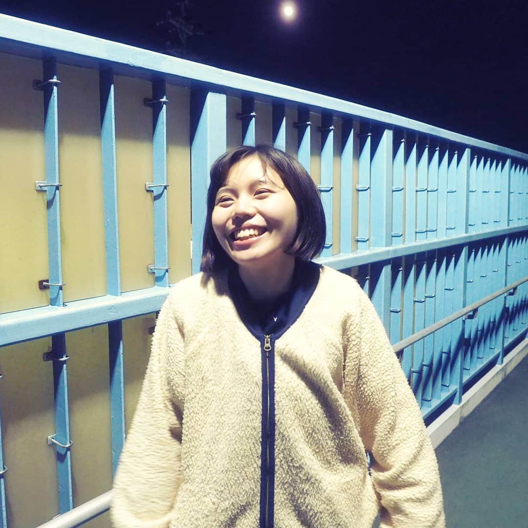 近藤笑菜のインスタグラム：「自主企画プロデュース映画「明けない夜とリバーサイド｣情報解禁してから二晩経ち🌙 さっそくサポートをしてくださった方や、がんばってねと連絡をくださった方、いいねの一つ一つも本当に嬉しくて。とってもとっても励みになる。感謝でいっぱい。 本当にありがとうございます😭🌸 . 性分として、人を巻き込んだり進めていくの多分ほんとはめちゃくちゃ苦手で、自分なんぞのことで人を巻き込みたくないと思っていてしまう人間なのだけど。笑 それでもやっぱり人と生きていきたくて、やっぱり人と何かをやりたい、現場で作品作りをしたい、お芝居をしたい、という。なんとも矛盾しているけどめんどくさいけど素直な気持ちがあって。 苦手でもなんでも、心が動く方向へは動かねばならない時がある。 その時が、今だ！と思って動き出した企画なような気がしています🎞️ こんな人間だからこそ生み出せる作品がある、と信じてる。 . 長くなってしまうけれど、せっかくなのでnoteにも載せた企画書の「作品制作にあたって｣の文章ここにも載せてみようと思います。 大それたことは言えないけれど、これでこの映画に、ものづくり業界に興味を持ってくれる人が増えることを願って🌠 (もし本作に少しでも興味を持っていただけたら、ぜひ公式noteものぞいてみてください♡プロフィールにリンク載せてます📒) . -------------------------------------- . 作品制作にあたって . コロナ渦に入り、自粛期間で撮影やオーディションも全て止まる生活の中、自分は将来どんな景色を見たいのだろう、その未来のために自分には今何が出来るのだろうとずっと考えていました。 . 「俳優は待つのも仕事」と言われますが、SNSやコミュニケーションツールが普及し、個人の声を受け取りやすく発信しやすい世の中となっている現代では、自分の大切なものは自らの手で守るべきでは、と私は考えております。 . 私にとって、舞台演劇、映画文化、映画館、劇場、すべて掛け替えのない大切なものです。 . この業界に限らず、最近の日本社会では「個人の力はちっぽけで無力だ」と感じ、自分一人が何をしても無駄だと思ってしまうような風潮があると感じています。 . 私自身、大切な映画館や劇場が苦しい状況に陥る中、経済力も知名度も影響力も低い自身の無力さを痛感し、社会的存在価値を見失い、自分自身への憤りとやるせなさでとても苦しい時期がありました。 . そんな折、誰もが苦しい今だからこそ、個人としての無力さを感じている当事者であるからこそ作れる作品があるのではと思い立ち、信頼のおける監督、脚本、スタッフの皆さんご協力の下、本企画を発足しました。 . 不要不急の外出を控え、人と会う機会も減っている昨今。日々の様々なことを一人で抱えている人たちの気持ちが少しでも楽になるような、一人一人が在りのままの自分を受け入れ尊重し、少しでも前に進むきっかけになるような映画を作れたらと思っています。 . 近藤笑菜 . -------------------------------------- 📸 先日の撮影でのすごく楽しそうなやつ👩🏻 目がなくなるほど楽しそう。笑 人がすきだ！」