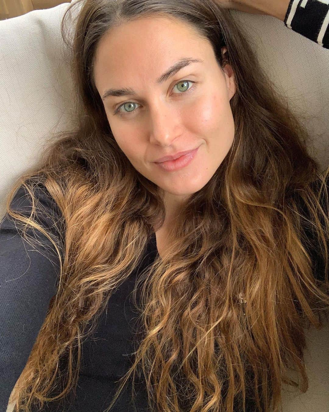 ズザンナ・ヤカボスのインスタグラム：「pihizős vasárnap 😌」