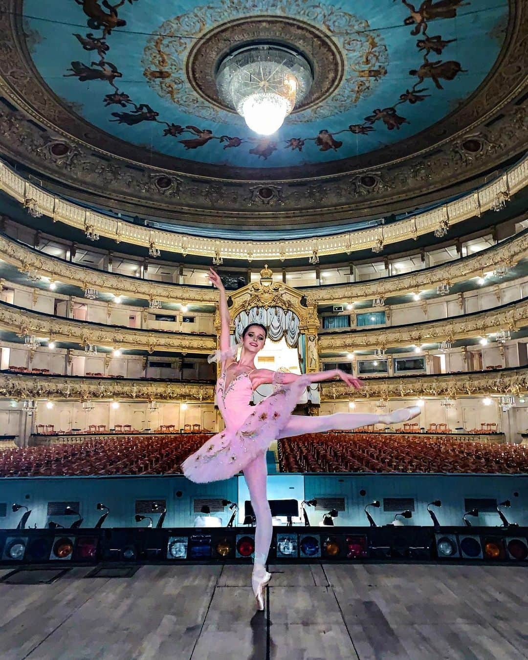 マリア・コーレワさんのインスタグラム写真 - (マリア・コーレワInstagram)「A Christmas Fairytale ❤️❤️❤️ Thanking my destiny for today’s “Nutcracker” at the Mariinsky 🕊 This pandemic taught us to cherish every single moment on stage 🙏🏻 Thank you dear @vladimir_shklyarov for being a great Prince! Thank you Elvira Gennadievna! Thank you Yuri Valerievich! Thank you Mariinsky!  #truehappiness Thank you @maievskyivsevolod for such a cool photo!! 🥰  Новогодняя Сказка ❤️❤️❤️ Благодарна судьбе за сегодняшний «Щелкунчик» в Мариинском 🕊 Пандемия научила ценить каждую секунду, проведённую на сцене 🙏🏻 Спасибо, Володя @vladimir_shklyarov за то, что был прекрасным Принцем! Спасибо, Эльвира Геннадиевна! Спасибо, Юрий Валерьевич! Спасибо, Мариинский! #счастьеесть  Спасибо @maievskyivsevolod за такую чудесную фотографию! 🥰」12月7日 4時49分 - marachok