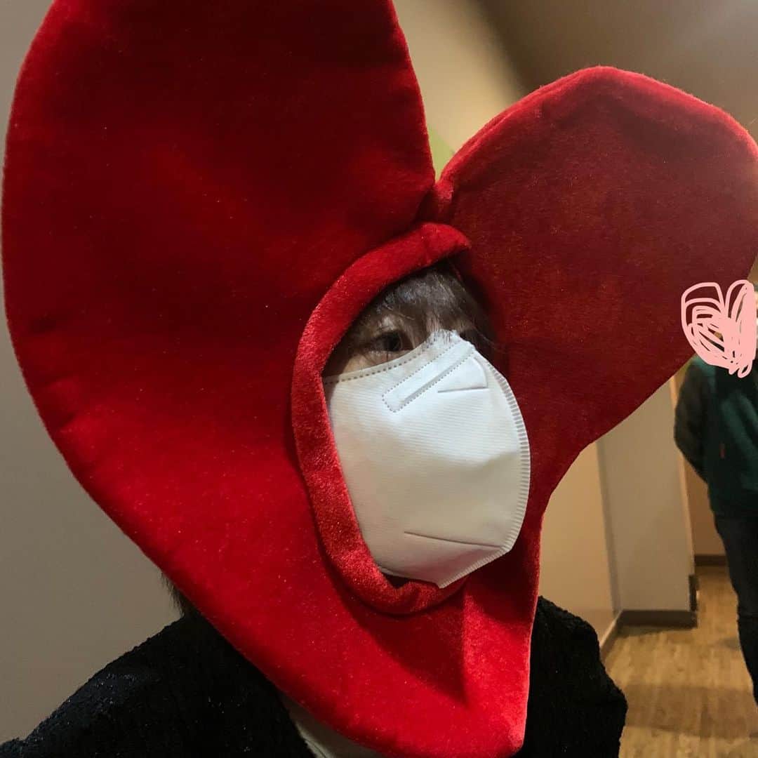 パク・ヘスのインスタグラム：「가을부터 겨울까지 받았던 선물 꾸러미들 인증샷을 모아보았습니다 덕분에 너무 행복합니다 (편지들도 다 읽었답니다 읽으며 혼자 웃고 울고..🥲) 진심으로 감사하고 또 감사합니다 모두 모두 건강하게 지내고 계시기를 바랍니다💜 사랑 가득 담아 혜수 올림」