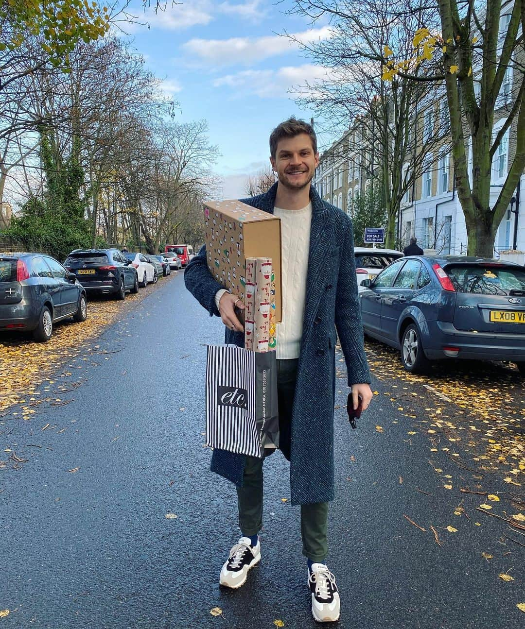 ジム・チャップマンさんのインスタグラム写真 - (ジム・チャップマンInstagram)「Finished my Christmas shopping early. Time to get wrapping!」12月6日 23時27分 - jimchapman