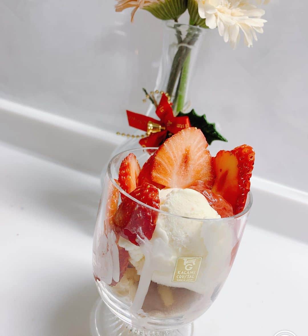 ゆかりの小雪のインスタグラム：「いちごパフェ作った🍓 いちごソースも作った🍓💕 めちゃ美味しすぎた😍🍓 上出来💕🍓👍 #いちごパフェ」