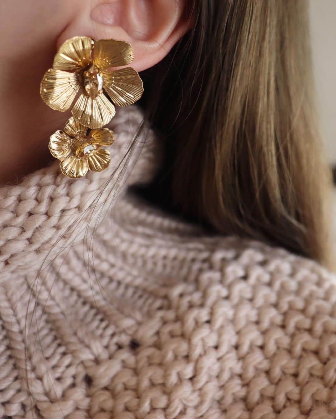 平木愛美さんのインスタグラム写真 - (平木愛美Instagram)「. gold flower pierce（earring） 【Mila】〜親愛な、可愛い  シンプルな中にデザイン性のあるゴールドのフラワーピアス。 中心のスワロで華やかさも。  花。の中にキラキラとした輝きを。 可憐な花の美しさを耳元に。  ドレスシーンにも、デイリー使いにも可愛いアイテム。  この季節はニットに合わせるのもお気に入りです🤍  発売日⚪️12月10日（木）18:00〜17日（木）18:00 期間限定受注💠💎  #lilasmillesime #colaboracion #accessory」12月6日 23時37分 - manamihiraki
