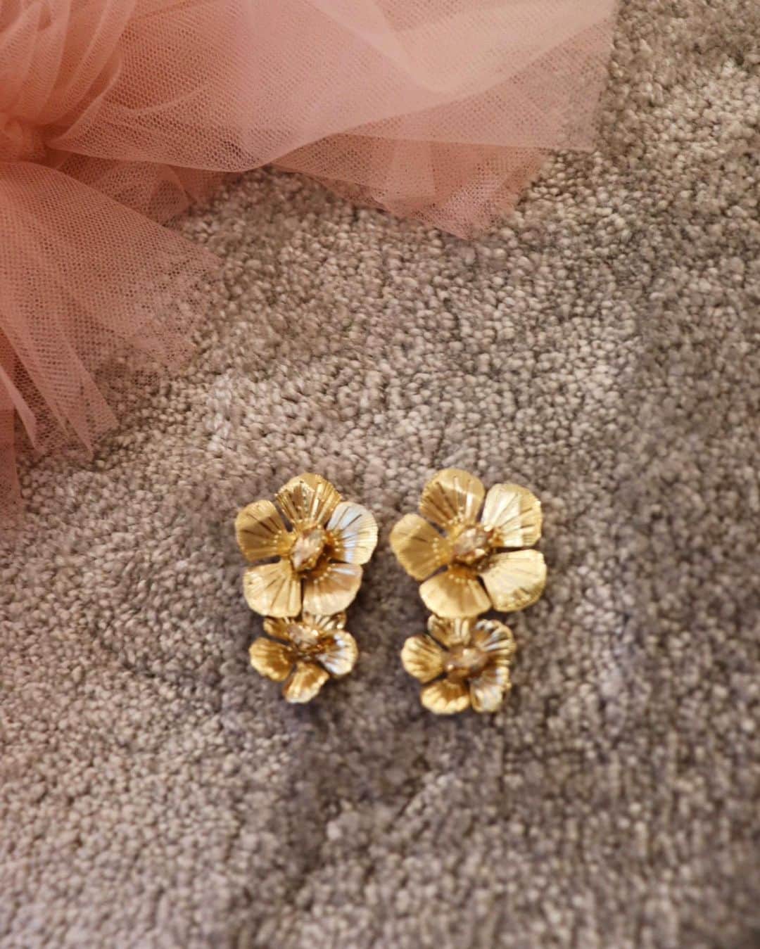 平木愛美のインスタグラム：「. gold flower pierce（earring） 【Mila】〜親愛な、可愛い  シンプルな中にデザイン性のあるゴールドのフラワーピアス。 中心のスワロで華やかさも。  花。の中にキラキラとした輝きを。 可憐な花の美しさを耳元に。  ドレスシーンにも、デイリー使いにも可愛いアイテム。  この季節はニットに合わせるのもお気に入りです🤍  発売日⚪️12月10日（木）18:00〜17日（木）18:00 期間限定受注💠💎  #lilasmillesime #colaboracion #accessory」
