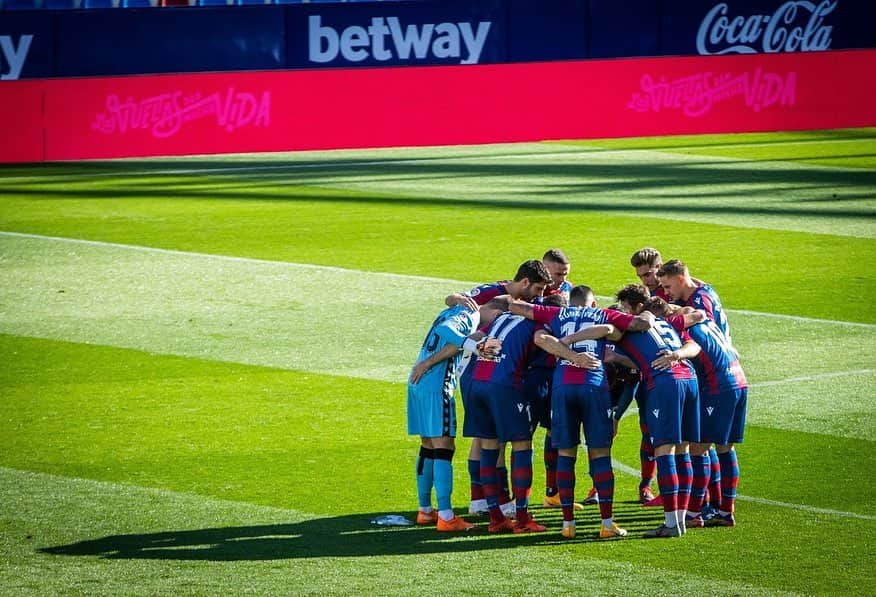 オスカル・デュアルテのインスタグラム：「La unidad es fuerza. Cuando hay trabajo en equipo y colaboración se pueden lograr grandes cosas ➕3️⃣ 💪🏼👏🏼.!!  Felicidades @sevedgar7 por tu debut en @laliga」