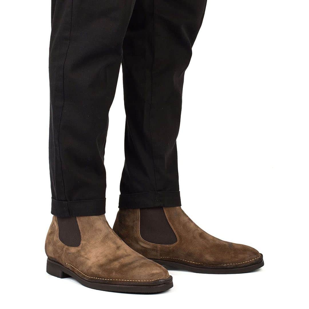 アルベルトファッシャーニのインスタグラム：「Men's wardrobe staples: casual chelsea boots showing the distinctive shoemaking technique of Alberto Fasciani.⁠ Made in finest calfskin suede dry in character yet firm in handle, for a clean, classic look that will not suffer the worn.⁠ ⁠ Abel 59052 & Abel 59032⁠ ⁠ #albertofasciani #chelseaboots #menstyle」