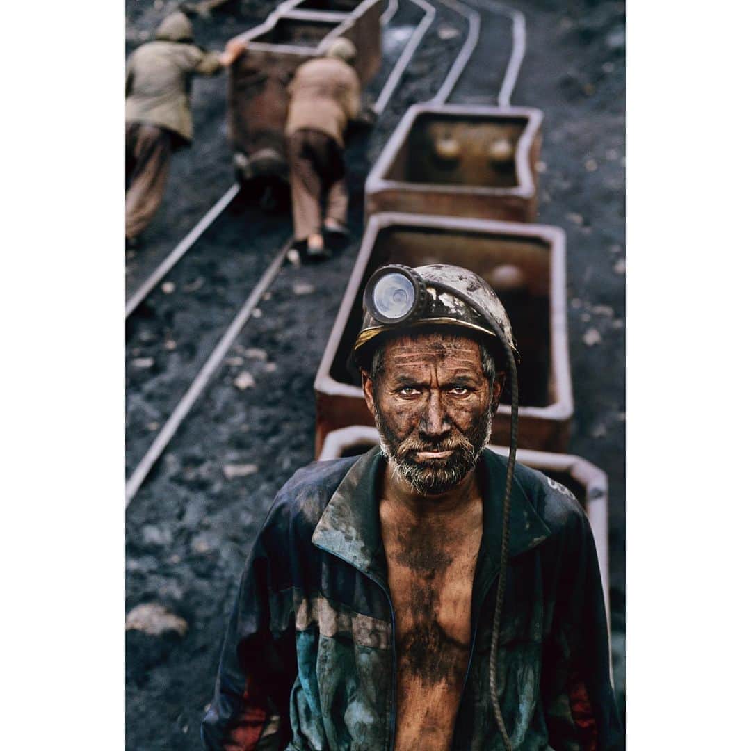 スティーブ・マカリーさんのインスタグラム写真 - (スティーブ・マカリーInstagram)「Coal miner. One of the most dangerous professions in Afghanistan.  Pul-e-Khumri, Afghanistan, 2002.」12月6日 23時34分 - stevemccurryofficial