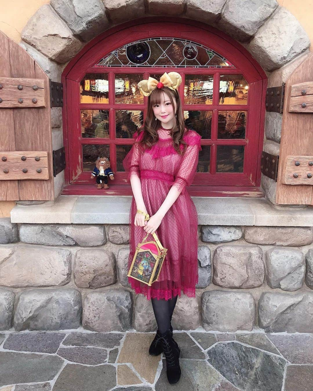 瑞咲まみのインスタグラム：「🌹🥀💛 美女と野獣の ベルのバウンドでインしたよ😘🏰  クリスマスの赤いドレスバージョンだよ🎄❤️  ミニ野獣のぬいぐるみも一緒に❣️😈🧸  ワンピはハニーサロン🍯 ピンクと２色持ってる😂💕  #ディズニーランド #美女と野獣コーデ  #美女と野獣エリア  #愛の芽生えベル #ベルバウンド #ベルカチューシャ #クリスマスベルバウンド  #ハニーサロン #tokyodisneyland  #disneyland  #beautyandthebeast」