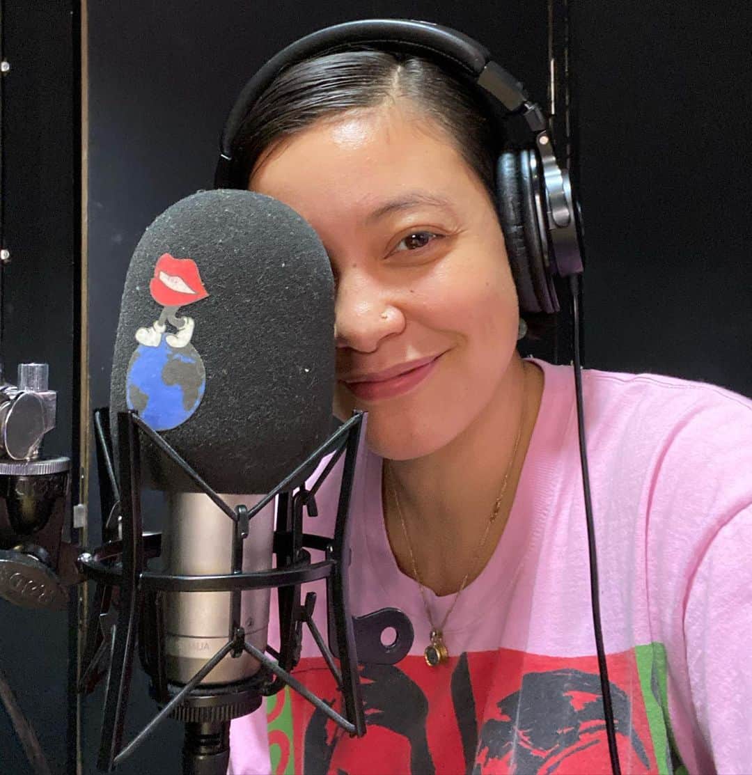 ナオミ・シマダのインスタグラム：「back on the airwaves on @foundation.fm for the first time in so long!!!! it’s soooooo good to be back!!!! Since I’ve spent this year totally immersed in music thats helped healed me in all the ways that words cannot I’ve put together something that I hope nourishes + nurtures in all the ways you might need this Sunday! the show is up on my linktree now + swipe to peep my very special furry guest hehe 😽  tracklist:  Asher Gamedze - Siyabulela Liniker e os Caramelos - Intimidade Ganavya - nikithakam Nick drake - Saturday sun Andy bey - river man Labi siffre - cannock chase Beverly Glenn Copeland - colour of anyhow Betty Carter - spring can really hang you up the most Roberto musci - claudia, wilhem R and me Robert wyatt - at last I am free The Isley brothers - don’t say goodnight (it’s time for love) Serpentwithfeet - this hill  Johnnie frierson - have you been good to yourself Willie Scott, the Birmingham spirituals - keep your faith to the sky  🍒🍒🍒」