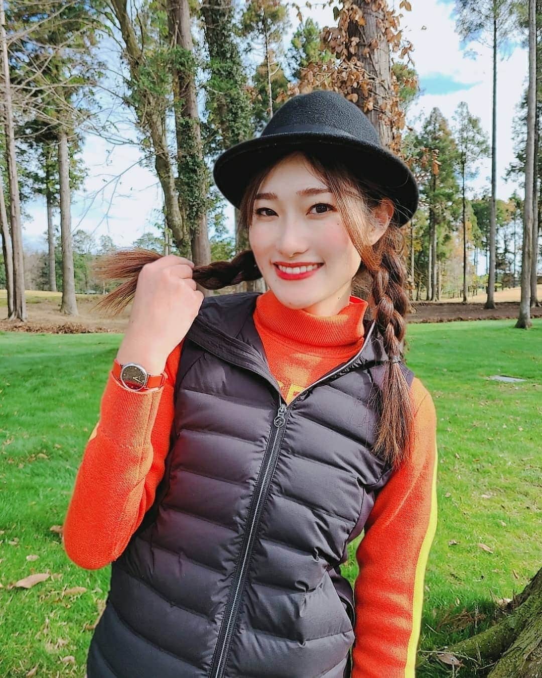 のインスタグラム：「こんばんはぁ☆ ずっと行きたかった東京クラシック🐎に行ってきました！ゆかりちゃん誘ってくれてありがとうーっっ🥺❤️❤️ 景色も空気も良く18ホール歩きも楽々でした♫ スコアは最近崩れ気味だしバーディーズカップ前最後のゴルフだったけど、、、🙊とにかく最後なんでバーディーズカップはおもーーーーいっきり楽しんで帰ろうと思ってます😊❤️💚💙 * 乗馬も出来るので、ちょっとカントリーチック！？なウェアにしました！ 合わせて着けた時計は　@liakulea_japan です✨✨ 時計盤が星空イメージになっててかわいい♡♡♡  クーポンコード 「takedlc98」の使用で10%オフになるみたいです！是非使ってみてください😊😊  二人で撮った写真は眩しそう過ぎたので😂前回行ったときの写真♡今年出会えたことに感謝しながらおやすみなさい(｡•ᴗ-)_✨また明日！ #リアクレア#時計#腕時計#liakulea #ハワイ#手元倶楽部 #東京クラシッククラブ #golf#ゴルフ#ゴルフ女子#girlsgolf」