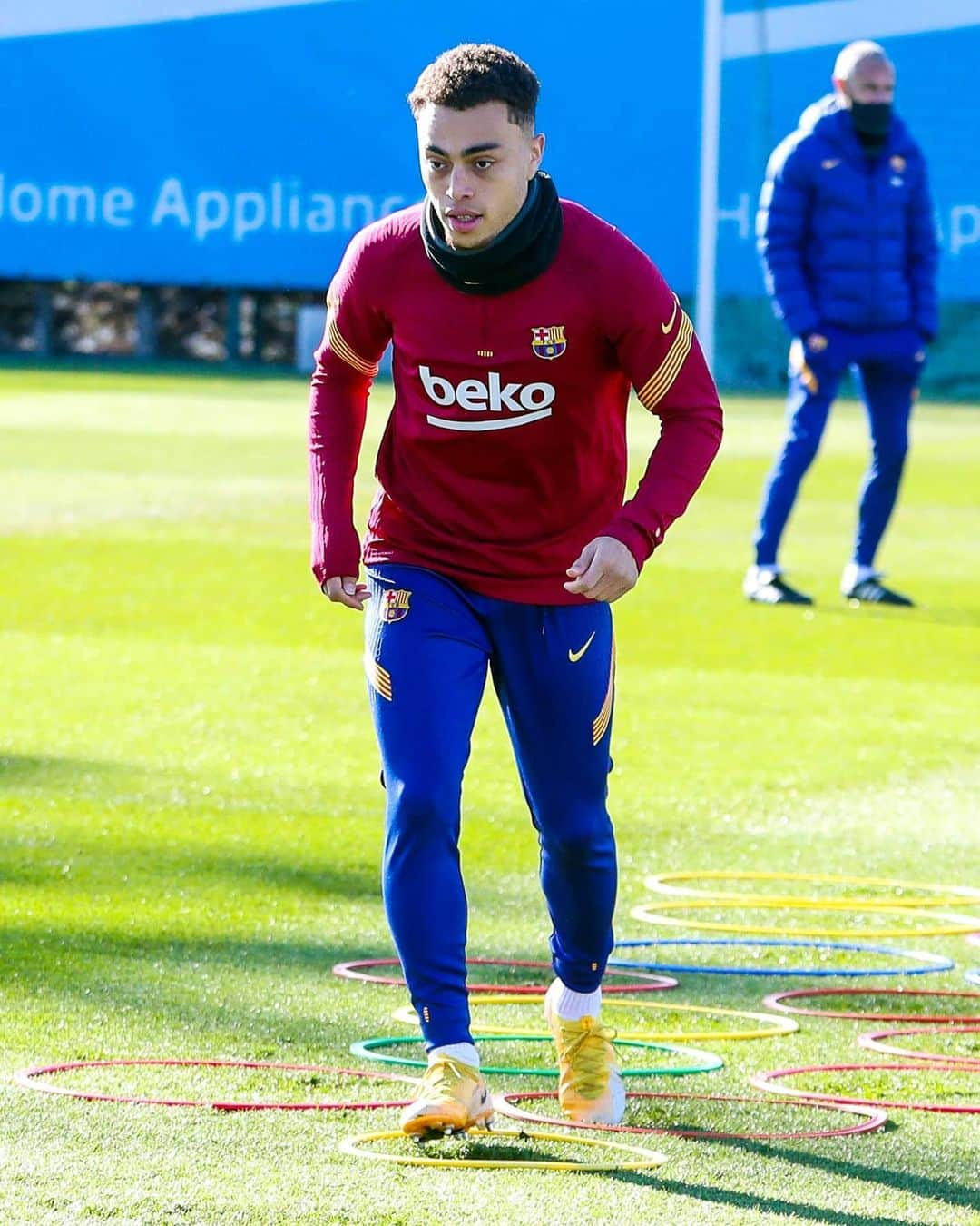 FCバルセロナさんのインスタグラム写真 - (FCバルセロナInstagram)「📍 Ciutat Esportiva Joan Gamper 👀 Focused on the next opponent!   Con la mente puesta en el  #BarçaJuve ⚽  🏋️‍♂️ Preparant el partit 🆚 Juventus」12月6日 23時35分 - fcbarcelona