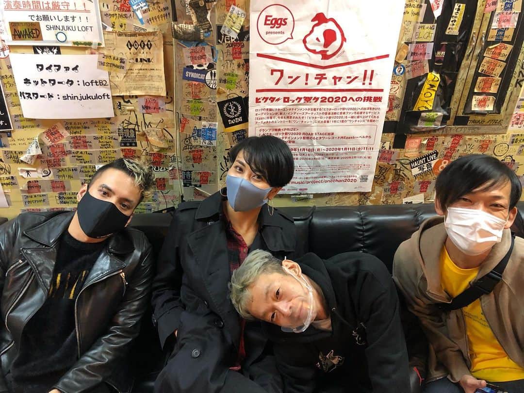 LOVEのインスタグラム：「一曲目でアコギピックアップがネジが外れるという楽しい展開から、最後まで超絶楽しく走り抜けさせていただきました。  歌いながら全身ゾワーって鳥肌たったのは久々。あれはなんだったのかなっていうね。何かが来たね。  PABLO, 山崎英明、刄田綴色、新宿LOFT、ありがとうございました。  久々にご一緒したヒグチアイちゃんも素晴らしかった！  アーカイブは、いつまでやろね？ お早めに！😊  PS 12月最後のライブは12/12にyoutube studio live 配信にて！」