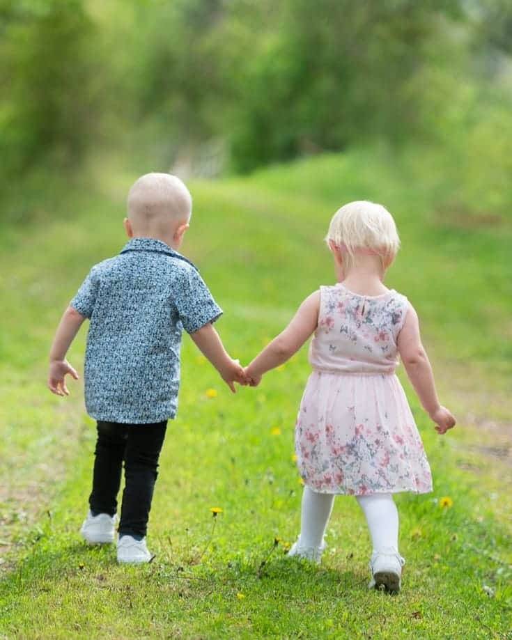 ヨシ・ヘルゲソンのインスタグラム：「Grattis mina änglar på 3års dagen 🥰Stoltare moster finns inte ❤️」