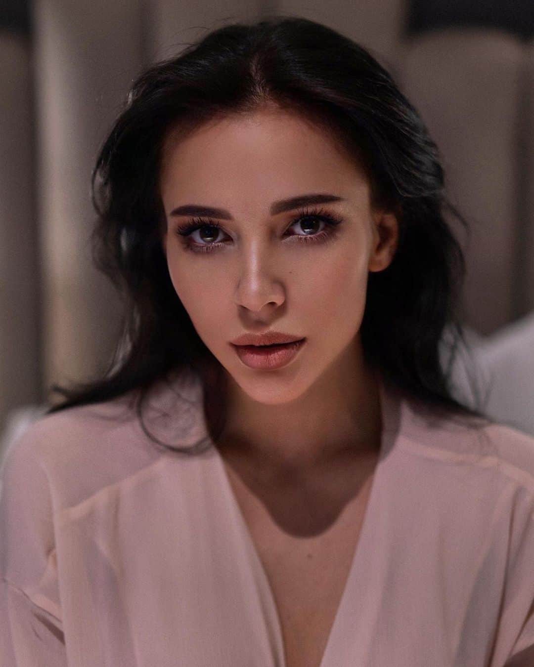 ダリア・ドミトリエワのインスタグラム：「Красивая ???😂  Приготовила для вас подборку приколов 😜 Жду вашей реакции , а то я перестану верить в Инстаграм 😂 ————————————————-  💗Денег, которые я заработал, хватит мне до конца жизни, если я умру сегодня в 16.00  🤎— И сколько же это будет стоить? — Это бесплатно! — Звучит дороговато.  🤍Новогоднее настроение – это когда рад видеть даже тех, кто ошибся дверью  🖤— Ты не можешь мучить кого-нибудь другого? — Нет, я уже выбрал тебя  💜— Я влюбился в истеричку. — Я истеричка? Я не истеричка! — Я сказал, что люблю тебя, а ты услышала лишь слово «истеричка».  ❤️Хрен, положенный на мнение окружающих, обеспечивает спокойную и счастливую жизнь.  🧡По статистике, один из четырех человек в нашей стране психически неуравновешен. Вспомните о трех своих близких друзьях. Если с ними все в порядке, значит, это вы.  💛Странная вещь: Дональд Дак не надевал штанов, но, выходя из душа, обвязывался полотенцем... Спрашивается, почему?  💚Он всегда недолюбливал людей, которые «никого не хотели обидеть». Удобная фраза: произнес ее – и обижай кого хочешь.  💙Надо бы собраться с мыслями, но, боюсь, ни одна мысль на собрание не придёт.」