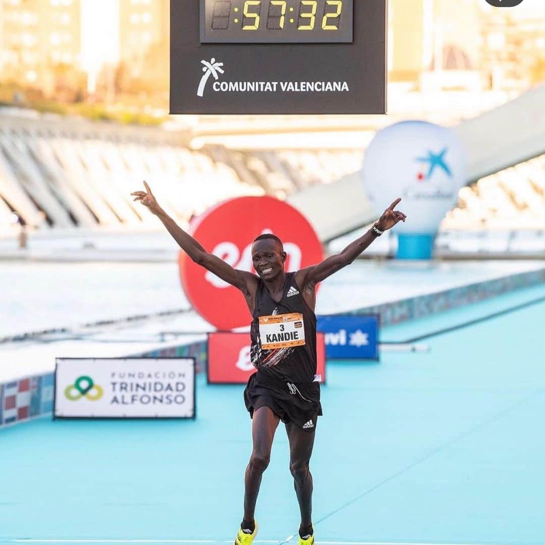 カカさんのインスタグラム写真 - (カカInstagram)「Powerful runner #adizeroAdiosPro ⚡️ KKzin #rumoaos42k   Well done @kandiekibiwott for the half marathon World Record #AdidasFamily  @kandiekibiwott é o dono do novo recorde mundial da meia maratona 💪🏼」12月6日 23時53分 - kaka