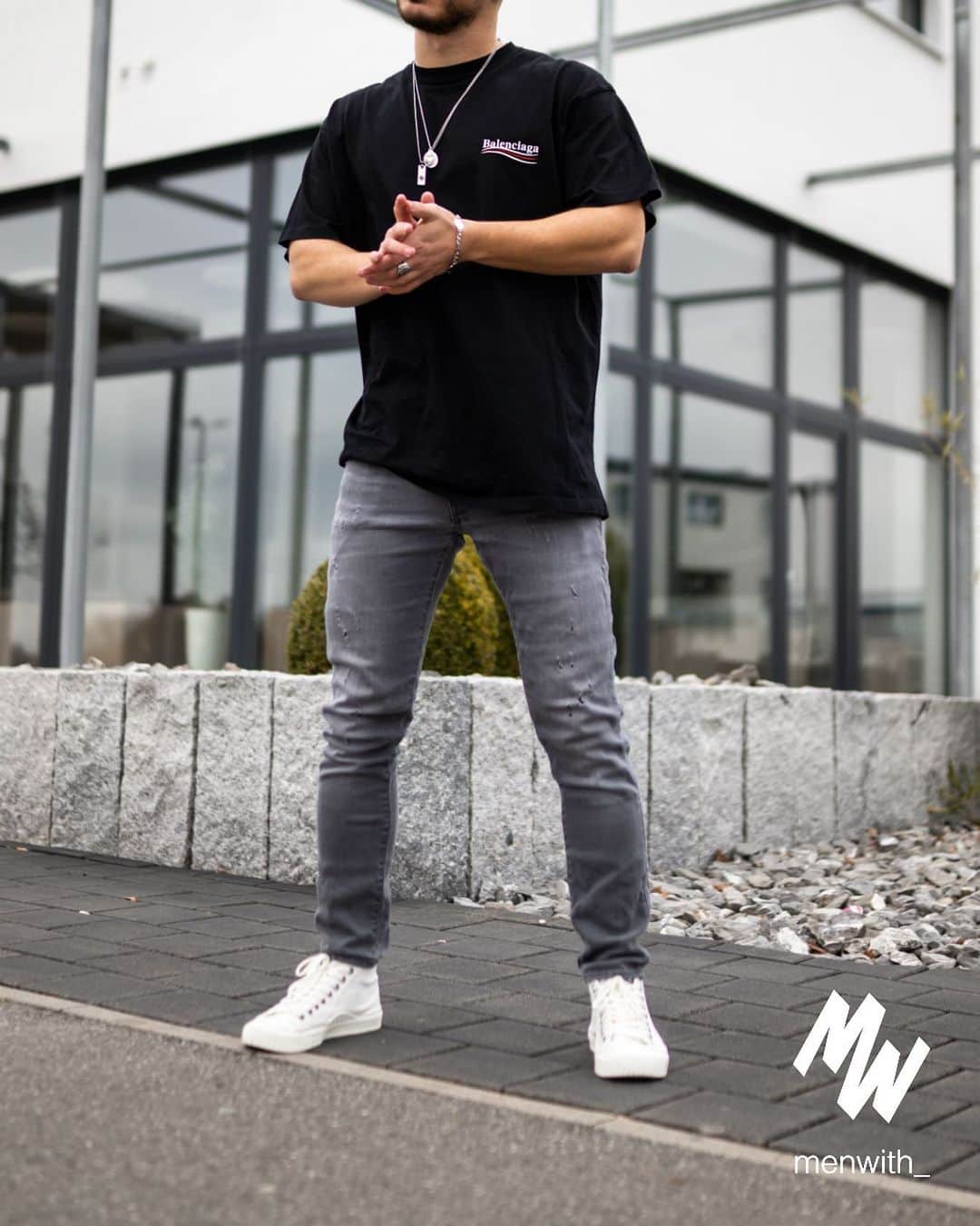 Men Withのインスタグラム：「Very cool photo of our dear friend @fabibader_ 👌🏽 #menwithstreetstyle」
