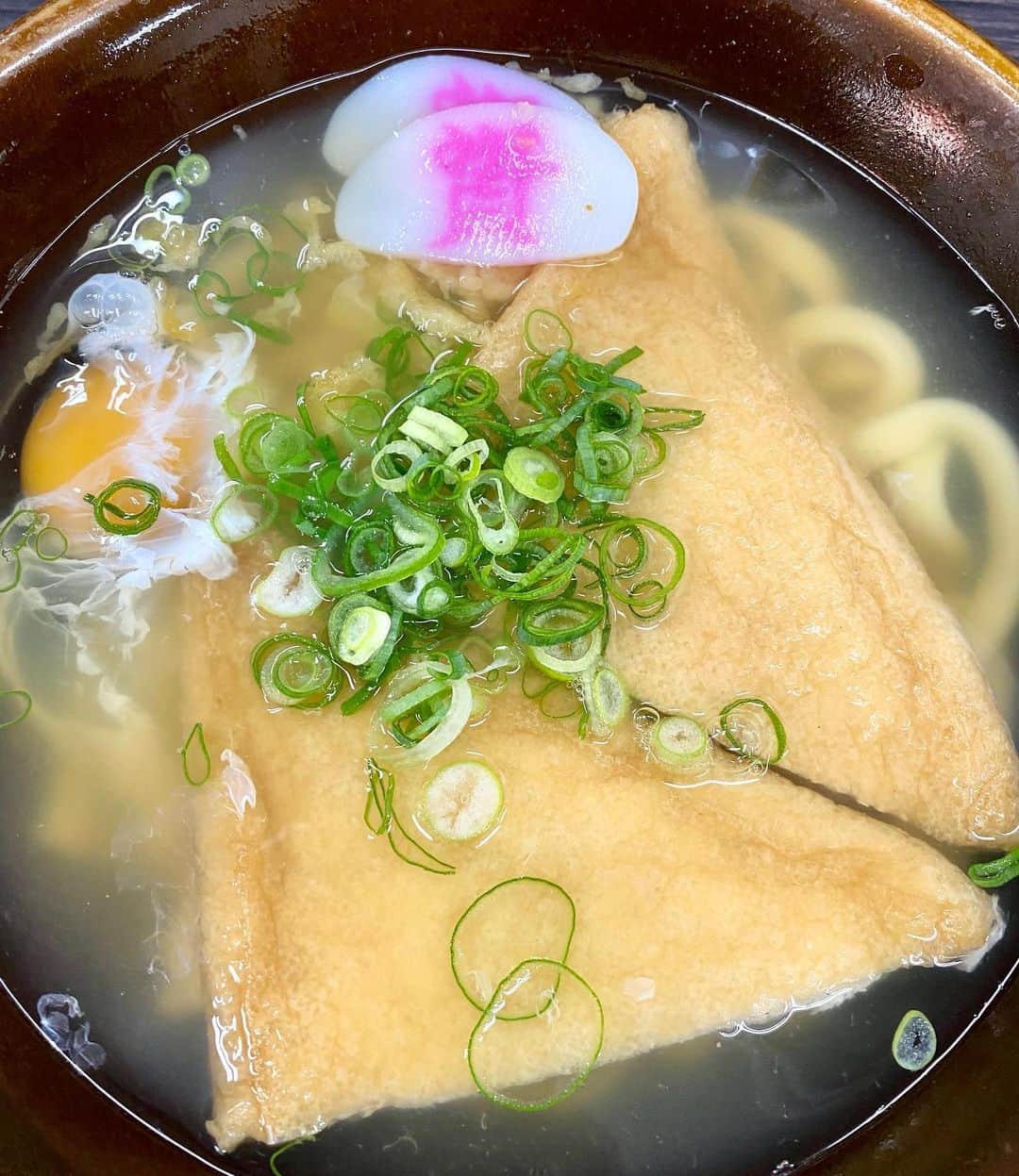 江口寿史のインスタグラム：「小倉のソウルフード資さんうどんは旨いけど、写真映えしないのなー。写真でみると美味しそうに見えないもんね笑。でも大好き。こんな店が近所にあったら嬉しい。」