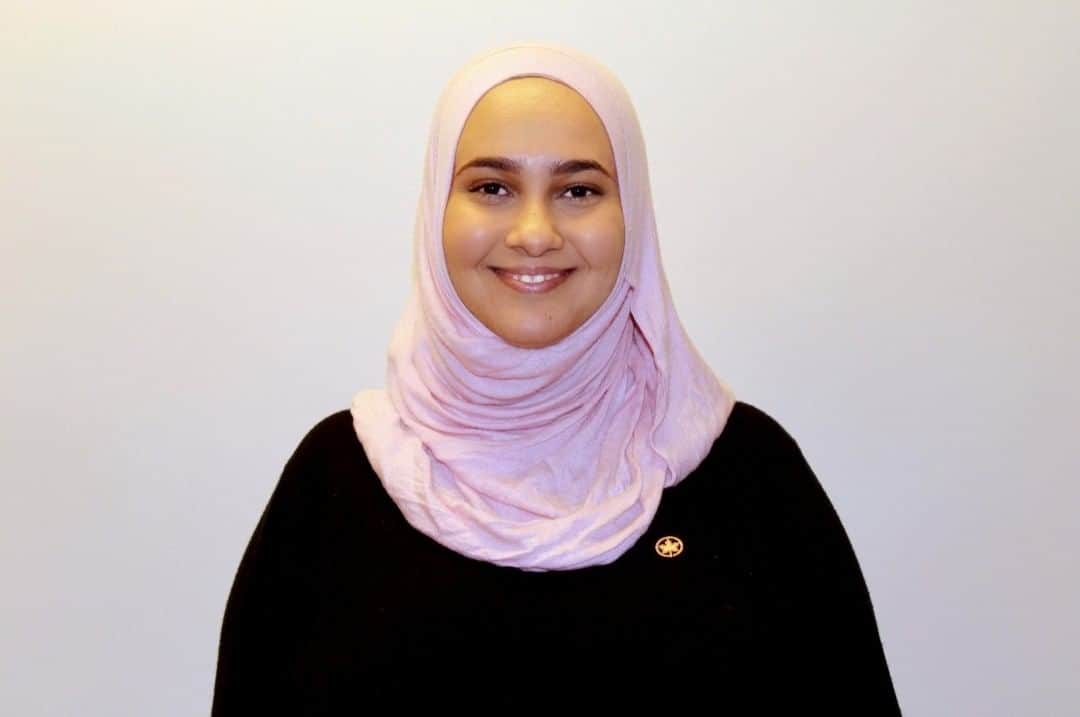 のインスタグラム：「Ameena Youssef, Talent Acquisition Partner, has been working at Air Canada as part of the recruitment team. In her role, she works with different business groups to help recruit the best talent for their teams. Ameena’s favourite part of the job is learning about the different aspects and intricacies for each role and how they all work together to make the Air Canada machine run.   By April, the first wave of the COVID-19 pandemic had taken root in the province of Quebec. The elderly were particularly vulnerable with outbreaks in long-term care facilities. In response, the government mobilized a number of resources, including asking the @redcrosscanada to step in and help manage the recruitment and training of those willing to step in and help.   The Red Cross reached out to the Air Canada Foundation to see if there was a possibility of asking off-duty employees for their support. Many employees, including Ameena, answered the call. . . Ameena Youssef, partenaire – Acquisition de talents, travaille à Air Canada dans l’équipe Recrutement. Elle collabore avec différents groupes pour les aider à recruter les meilleurs talents pour leurs équipes. Ce qu’Ameena préfère dans son travail, c’est de se familiariser avec les diverses facettes et particularités de chaque rôle et de voir comment ils s’unissent pour faire fonctionner la machine Air Canada.  En avril, la première vague de la pandémie de COVID-19 avait déjà pris racine au Québec. Les personnes âgées étaient particulièrement vulnérables, des établissements de soins de longue durée étant aux prises avec des flambées épidémiques. Le gouvernement s’est donc empressé de mobiliser diverses ressources et a notamment demandé à la Croix-Rouge canadienne d’intervenir et de participer à la gestion du recrutement et de la formation de ceux qui s’étaient portés volontaires pour apporter leur aide.  La Croix-Rouge a demandé à la Fondation Air Canada s’il était possible de faire appel à des employés en mise à pied technique. De nombreux employés, dont Ameena, ont accepté la mission.」