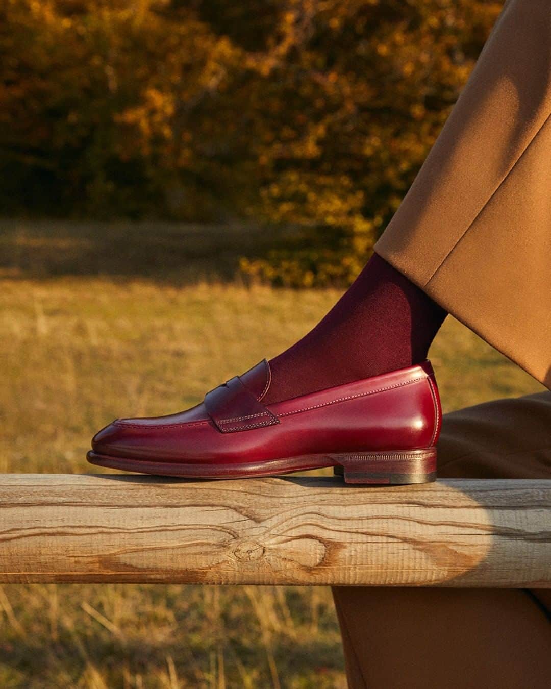 サントーニのインスタグラム：「Back to college style with Santoni loafers in a delightful autumnal burgundy shade, the epitome of class and sophistication.   #Santoni #SantoniFW20 #MadeinSantoni」