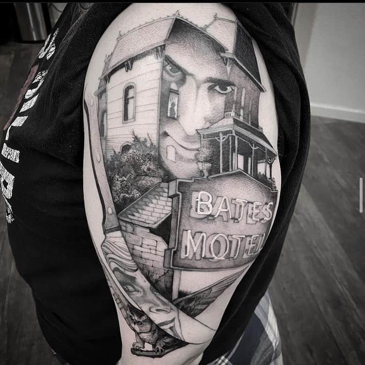 Art Collective Magazineさんのインスタグラム写真 - (Art Collective MagazineInstagram)「Awesome #psycho the original movie tattoo by @savageson ⚡️ The neon on those letters tho 👏 Give him a follow for. Ore great work! #artnerd #normanbates #batesmotel #tattoo #artcollective #isigroup」12月7日 0時07分 - art_collective