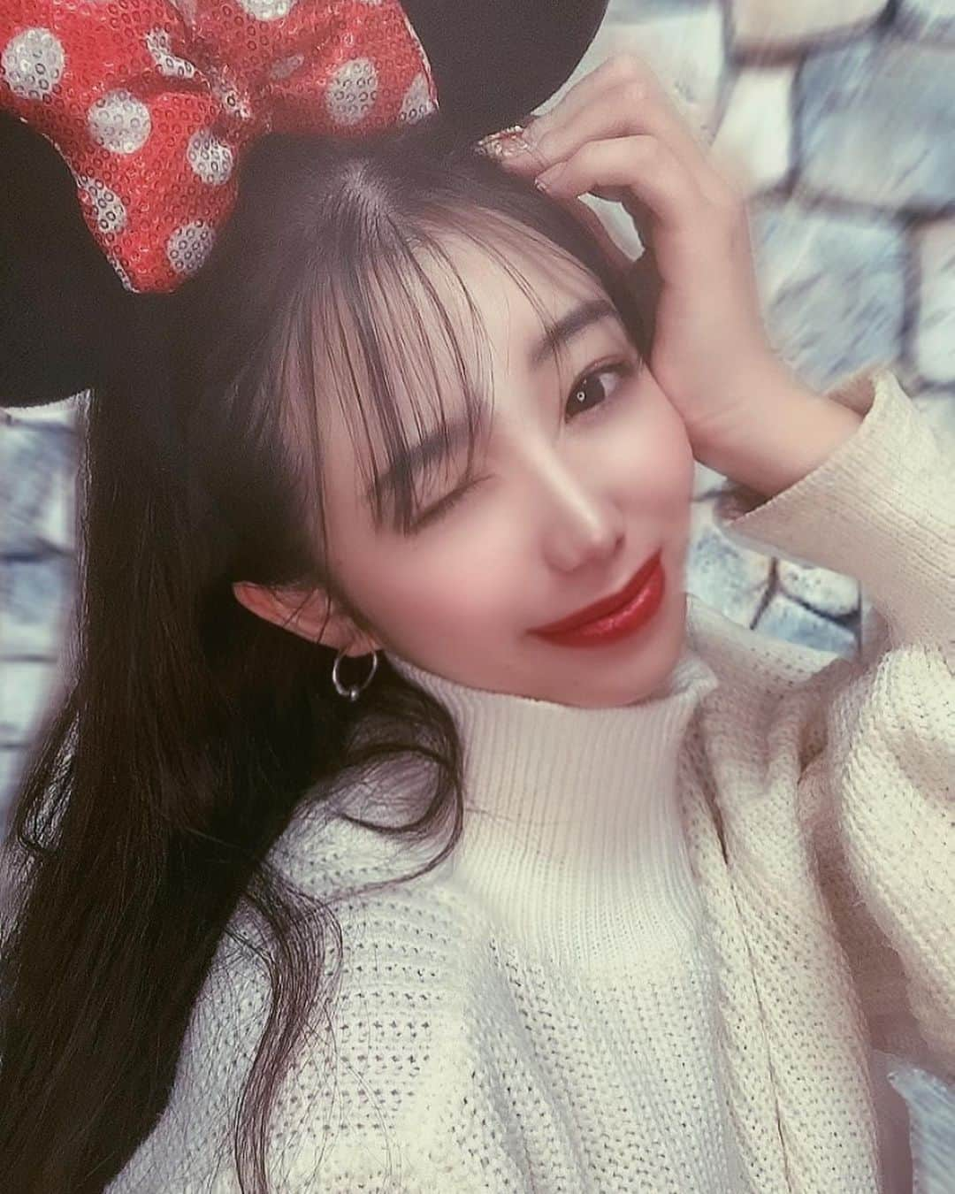 秋本鈴果のインスタグラム：「🐭🏰✨❓ . .  #me#my#selca#‪make#cosme#ootd#fashion#photo#follow#followme#instalike#instagood#disney#美容#おうちディズニー#ディズニーコーデ #ディズニーランド #カラコン#冬コーデ#冬メイク#いいね返し #モデル#グラビア#ファッション#ライブ配信#フォローミー」