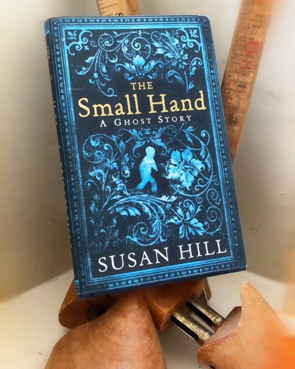 ValGarlandのインスタグラム：「The Small Hand by Susan Hill 💥💥💥💥  #ValsBookClub #SundayReading」