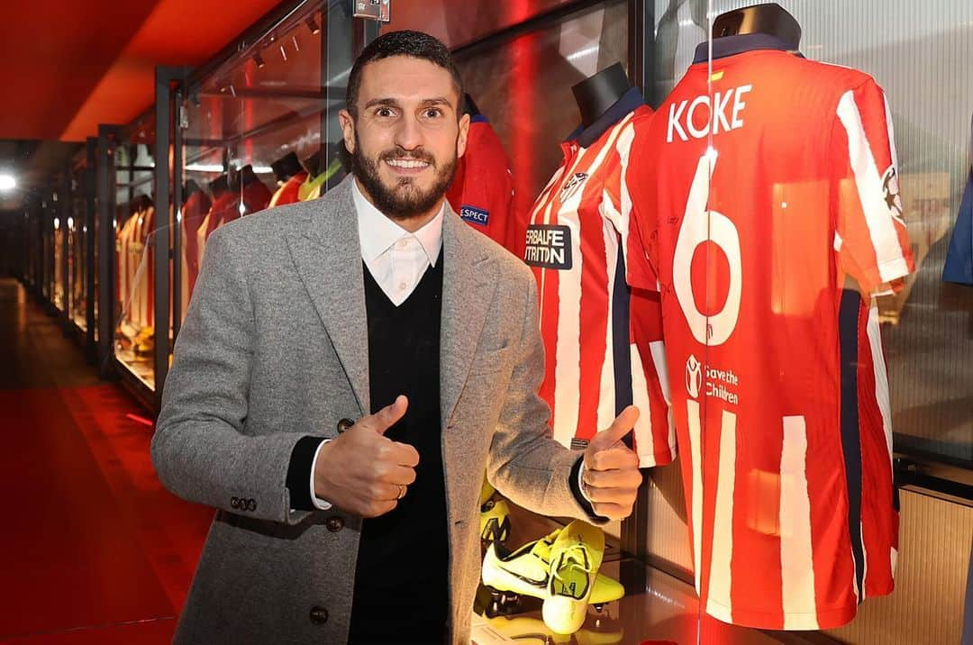 アトレティコ・マドリードさんのインスタグラム写真 - (アトレティコ・マドリードInstagram)「👕😍 La camiseta de @Koke6, con la que alcanzó la histórica cifra de 1⃣0⃣0⃣ partidos en Europa con el Atleti, ya está expuesta en #TerritorioAtleti. 🏟️  🙌🏻 ¡Gracias, 'capi', eres historia del club! 🤩  🔴⚪ #AúpaAtleti」12月7日 0時12分 - atleticodemadrid