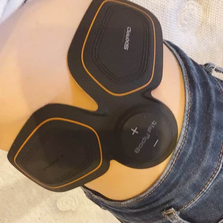 大倉ちなのインスタグラム：「. 始めてのSIXPAD !お腹は腹筋トレに任せることにして横の余っているお肉のところにキカセてみました！ 電気治療してるみたいできもちぃ〜😌💓✨✨(笑)  .  #sixpad  #instagood #likeforlikes  #health #photooftheday  #holiday  #goodnight  #シックスパッド　 #横腹 #初体験」