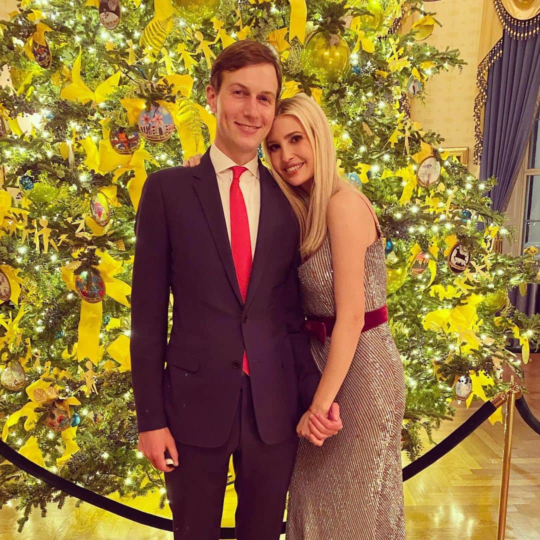 イヴァンカ・トランプのインスタグラム：「Touring @FLOTUS’s dazzling 2020 White House Christmas decorations Friday evening!🎄   This year's theme, “America the Beautiful,” is a tribute to the majesty of our great Nation! 🇺🇸」