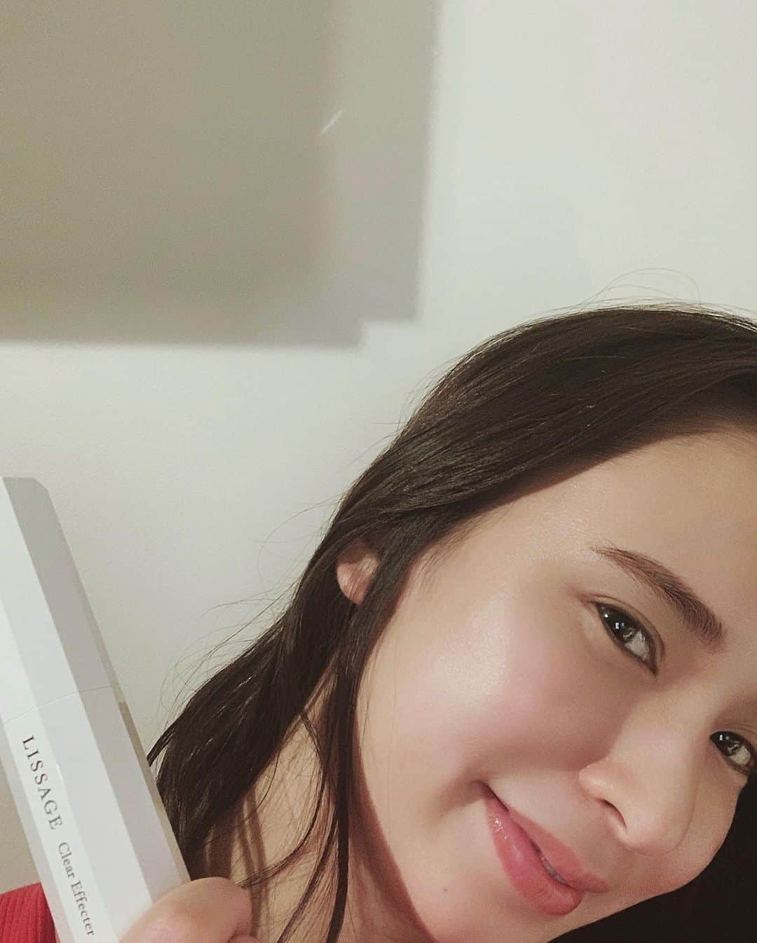 持永真実さんのインスタグラム写真 - (持永真実Instagram)「.﻿ リサージ美幹アンバサダーとして、﻿ リサージのスキンケアアイテムを半年間使わせていただきました✨﻿ ﻿ 今までってなんか良さそうで選んできた部分があったけれど、﻿ カウンセリングを通して自分に合うアイテムや目的に合うものを知れたことも良かったです。﻿ ﻿ 最初に選んだものを、ずっと使うのではなく季節や肌の状態に合わせアイテムを見直すなどできたからか、﻿ 肌が落ち着いた状態をキープできています✌️﻿ 特にお気に入りのアイテムはリサージ ボーテ ブライトニングセラムUVとリサージ クリアエフェクター！﻿ どちらも医薬部外品の美白美容液。﻿ ブライトニングセラムUVはSPF40・PA+++でUV対策もできるから朝スキンケアの最後に使ってます。﻿ ﻿ 毎年いつも日焼けしてしまっていたけど、﻿ この夏はこの美容液たちのおかげで日焼けも気にならなかったです！﻿ これからもマストアイテム❤︎﻿ この先も美肌目指してコツコツお手入れしていこうと思います✨﻿ ﻿ #リサージ #リサージ美幹アンバサダー #美幹プログラム #pr #ブライトニングセラムUV #クリアエフェクター﻿ 美白：メラニンの生成を抑え、シミ・ソバカスを防ぎます。」12月7日 0時24分 - mami_mochinaga