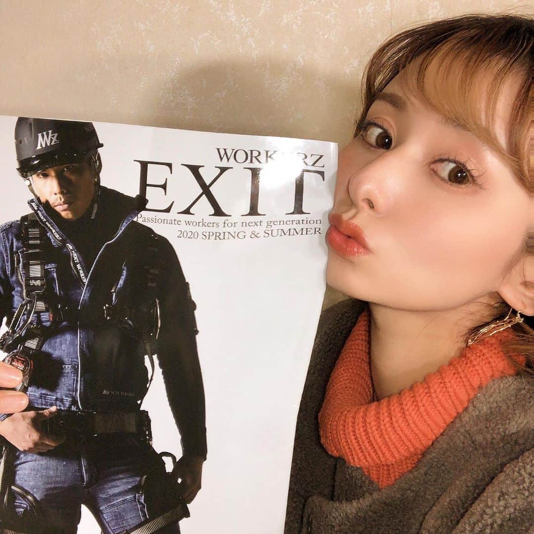 古澤未来のインスタグラム：「EXITのカタログ届いた〜 どれもかっこいい作業着ばっかー！  どーしよー 私服より作業着のが着てる率 高いからたくさん欲しくなる😢💋 みんなもEXITの作業着おすすめおしえてー！  #NEXTWORKERZ #EXIT#作業着」