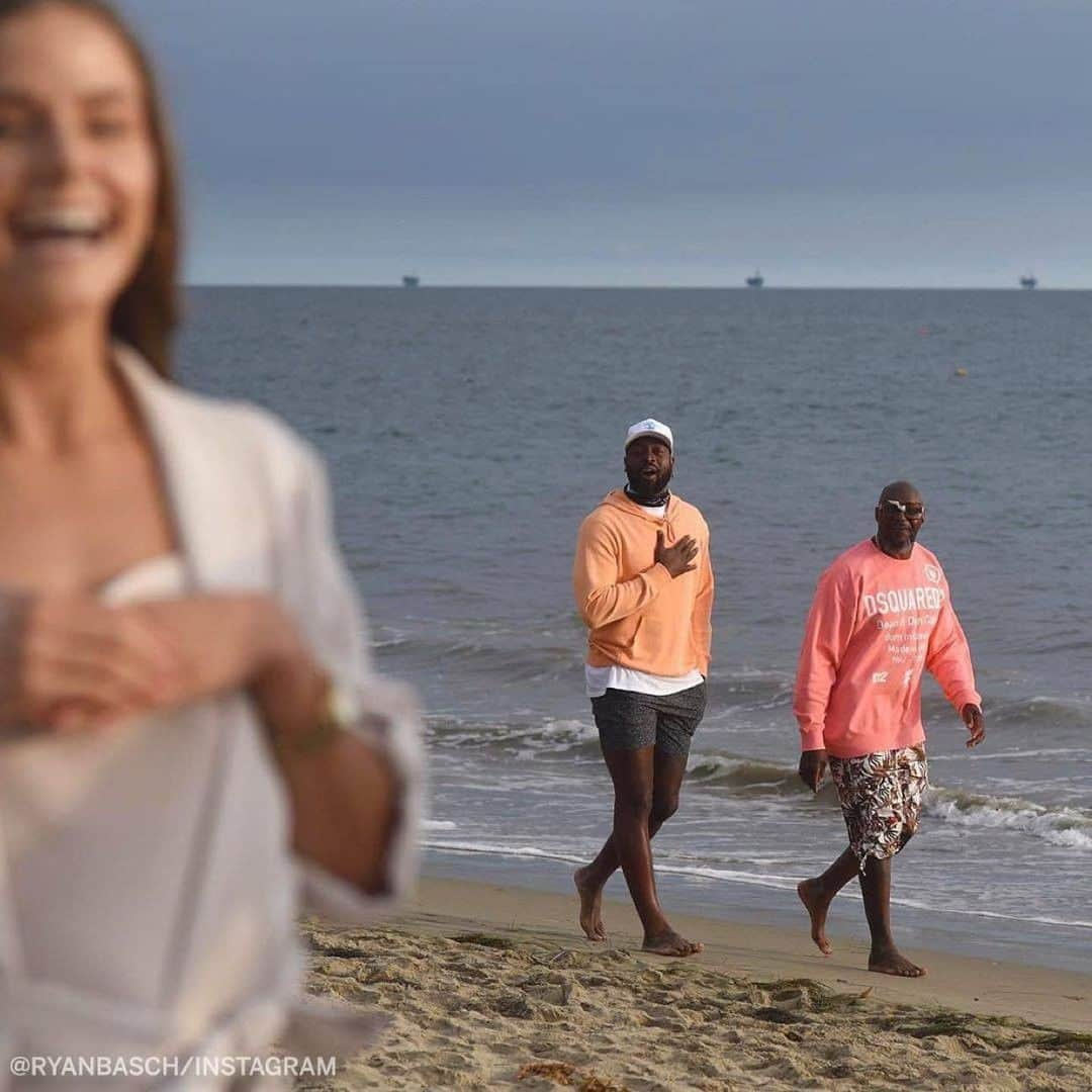 スポーツセンターさんのインスタグラム写真 - (スポーツセンターInstagram)「Dwyane Wade accidentally photobombed this proposal while walking by on the beach and his reaction was awesome 😂 (via @ryanbasch)」12月7日 0時28分 - sportscenter