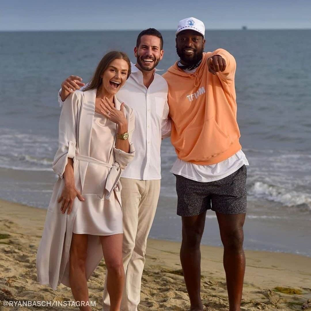 スポーツセンターさんのインスタグラム写真 - (スポーツセンターInstagram)「Dwyane Wade accidentally photobombed this proposal while walking by on the beach and his reaction was awesome 😂 (via @ryanbasch)」12月7日 0時28分 - sportscenter