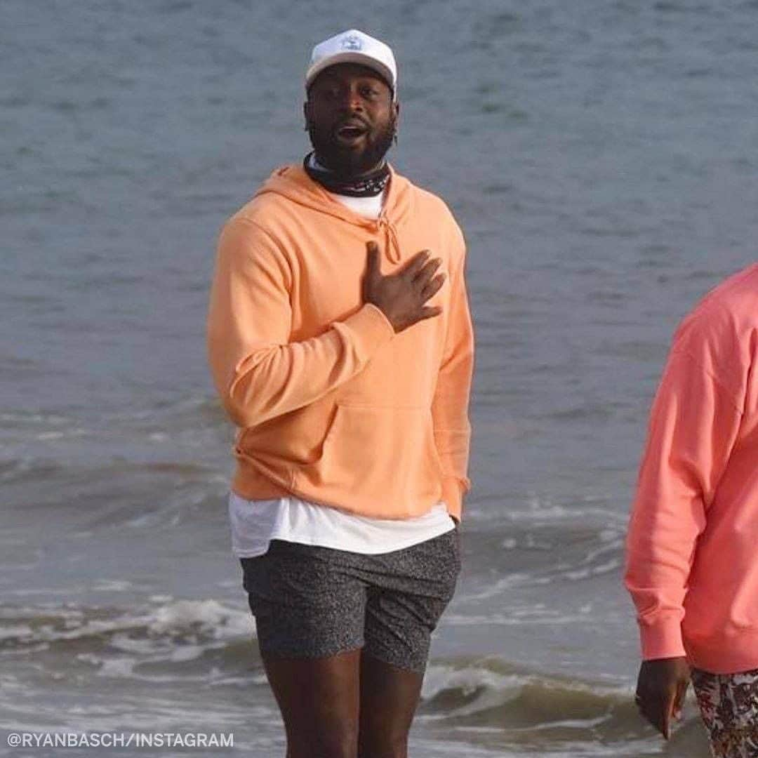 スポーツセンターさんのインスタグラム写真 - (スポーツセンターInstagram)「Dwyane Wade accidentally photobombed this proposal while walking by on the beach and his reaction was awesome 😂 (via @ryanbasch)」12月7日 0時28分 - sportscenter